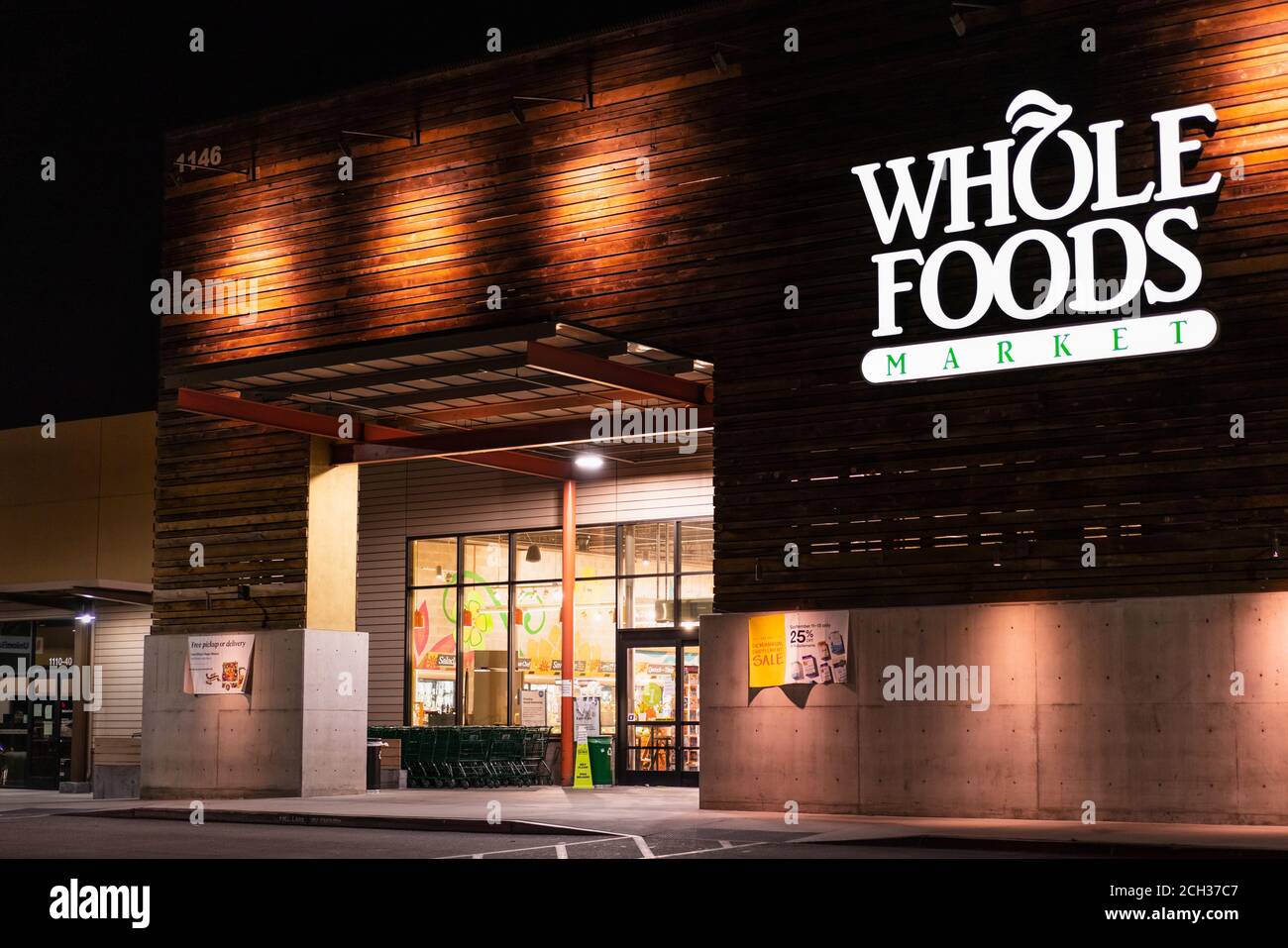 August 29, 2020 San Jose / CA / USA - Nachtansicht des Whole Foods Store in Almaden Valley / Blossom Hill Gegend von San Jose Stockfoto