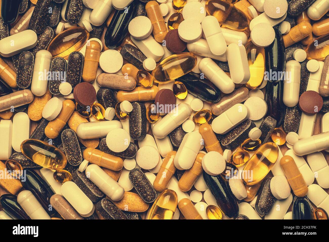 Viele Medikamente, Tabletten und Pillen Hintergrund, Draufsicht, gelb getönt. Stockfoto