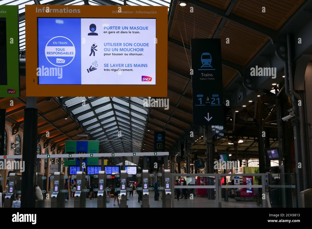 Paris, Frankreich. September 13 2020. Eingangshalle des Bahnhofs Saint Lazare. Zugang zu Bahnsteigen. Öffentliche Verkehrsmittel für Reisende. Stockfoto