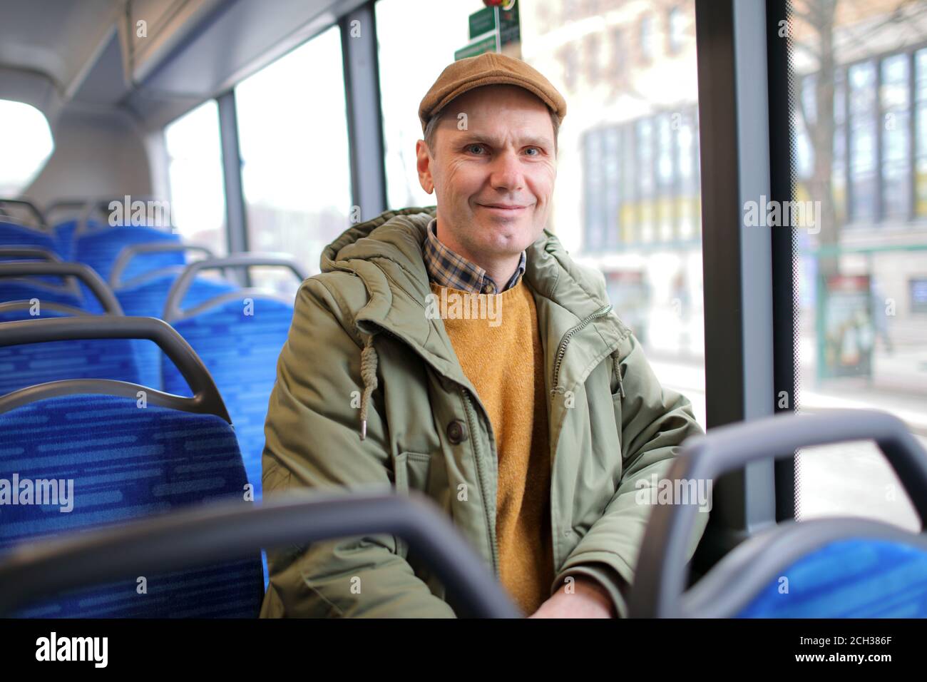 Reifer kaukasischer Mann sitzt in einem öffentlichen Bus Stockfoto