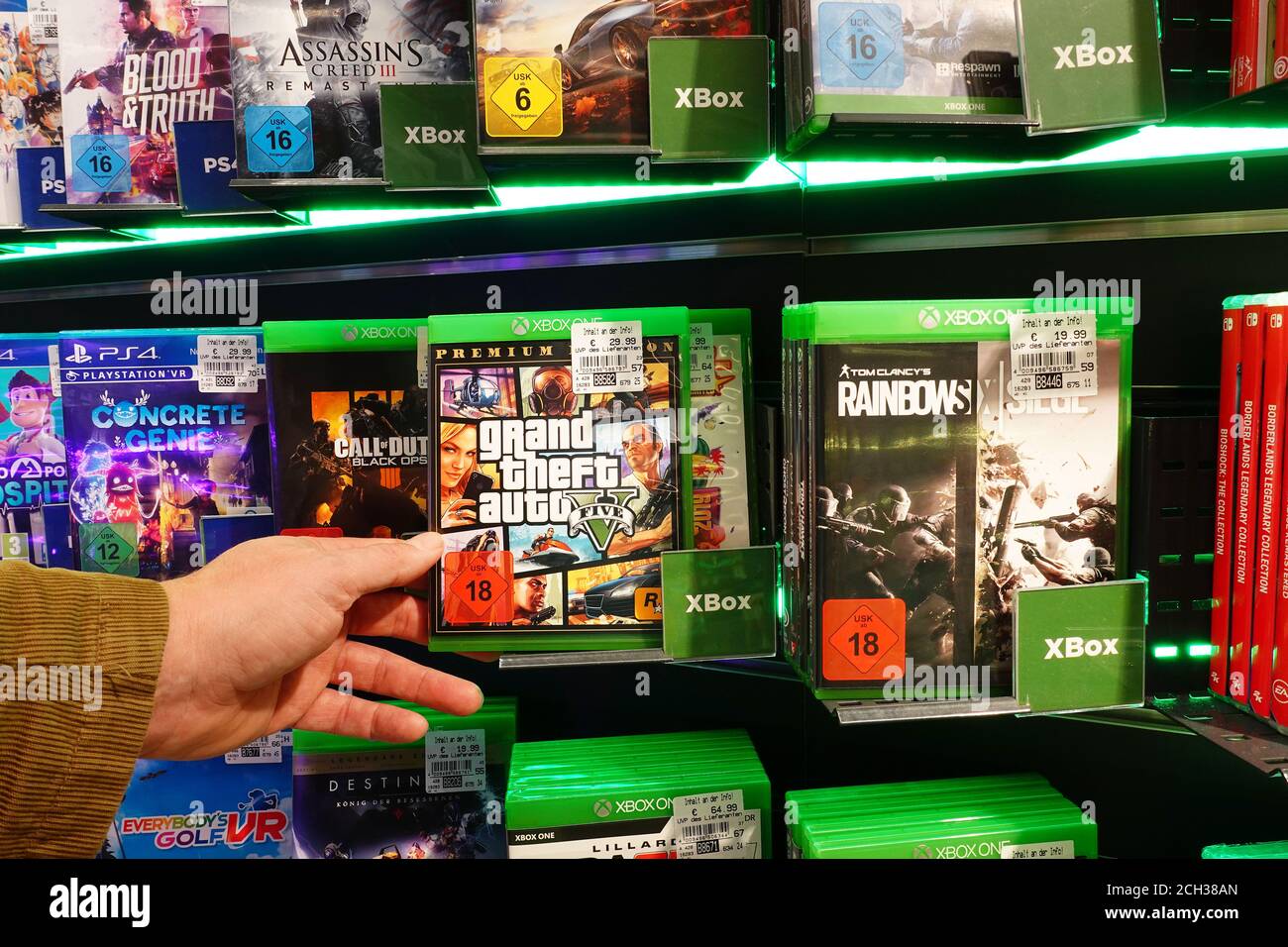 GTA, Grand Theft Auto V, Xbox One Spiel in einem Geschäft. Stockfoto