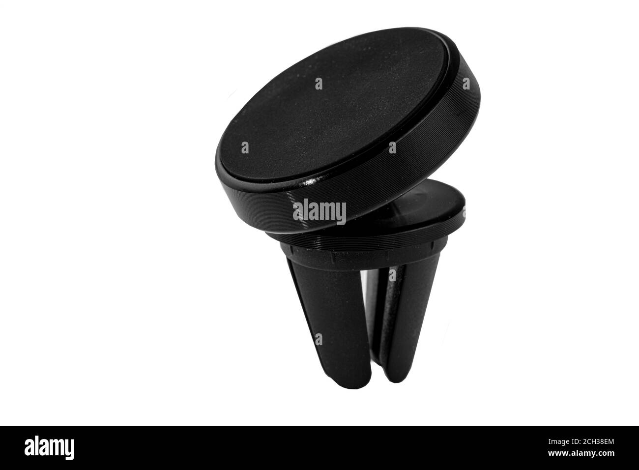 Handyhalterung für das Auto. Ein mobiler Gerätehalter mit einstellbarer Gerätegröße, der an einem Klimaanlagenausgang im Auto angebracht ist. Stockfoto