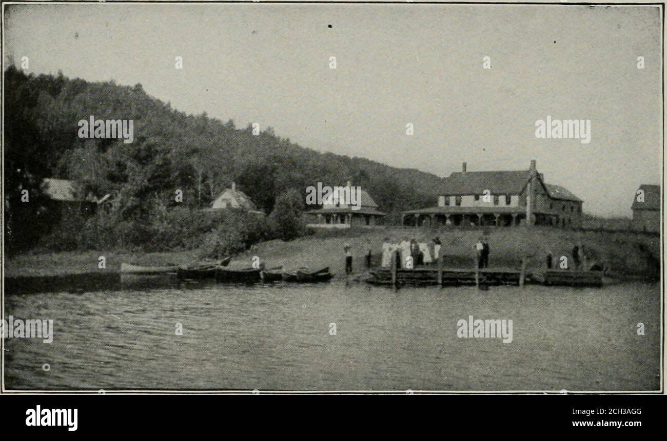 . In den Maine Wäldern . Von Greenville, am Moosehead Lake, gibt es Steamboat-Verbindung nach Lily Bay. Kokad-Jo ist sieben Meilen von Lily Bay entfernt, über dem fa-mous Ripogenus Automobil-Highway. Unser Auto trifft Dampffahrer in Lily Bay. DAS BESTE VOM FISCHEN UND JAGEN. Kokad-Jo ist seit langem bekannt für seine außergewöhnlichen Attraktionen für Fischer und Jäger. Forelle, Togue und Lachs bieten die beste Art von Sport. Für die Jäger gibt es Hirsche, Bären und anderes Wild. Kokad-Joist ein toller Ort für Rebhühner. Unser Tisch ist von der ersten Klasse und unsere Farm liefert uns mit viel, dass wir separate Hütten für die w Stockfoto