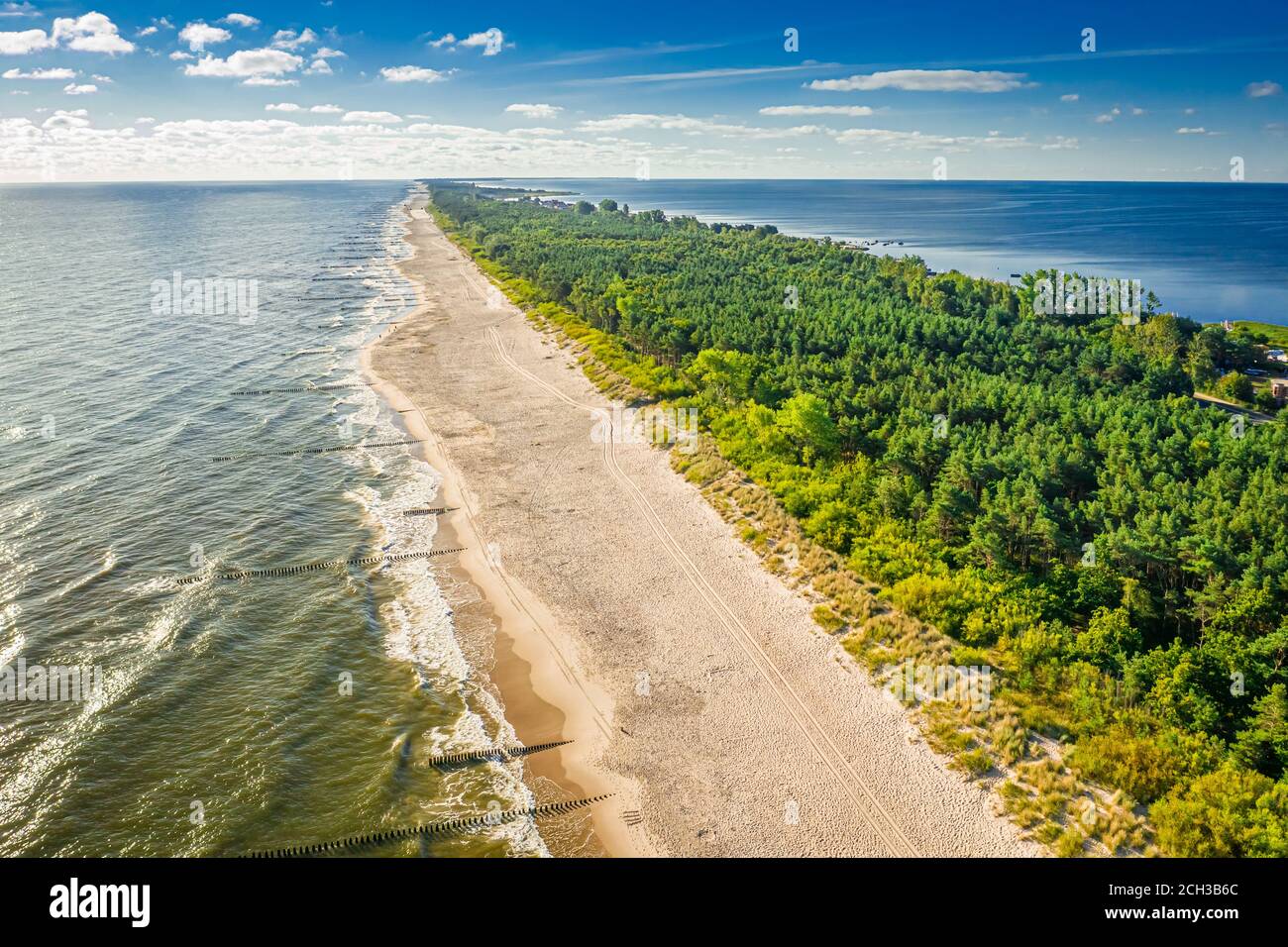 Leerer Strand auf Halbinsel Hel, Ostsee, Luftbild, Polen Stockfoto
