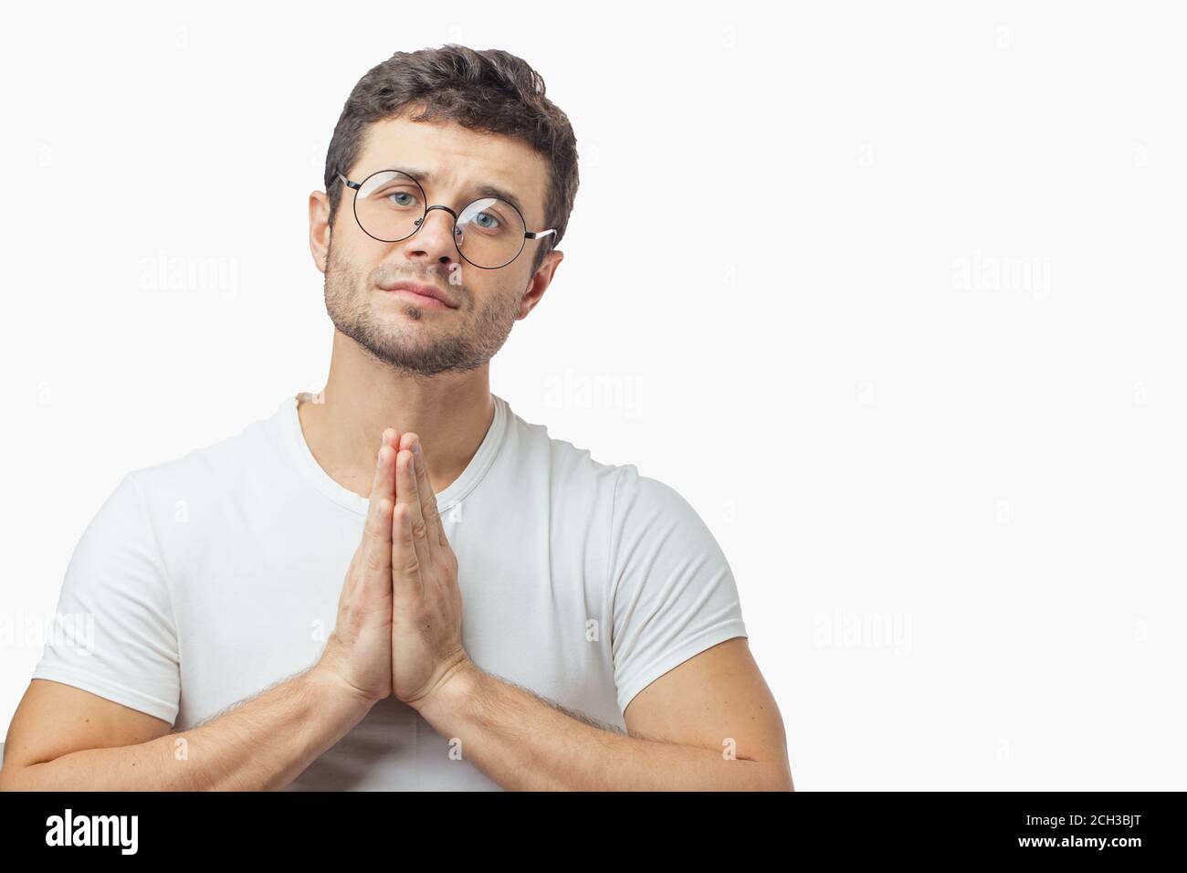 Junger schöner Mann kommuniziert mit Gott. Raum kopieren. Keen Reue Konzept Stockfoto