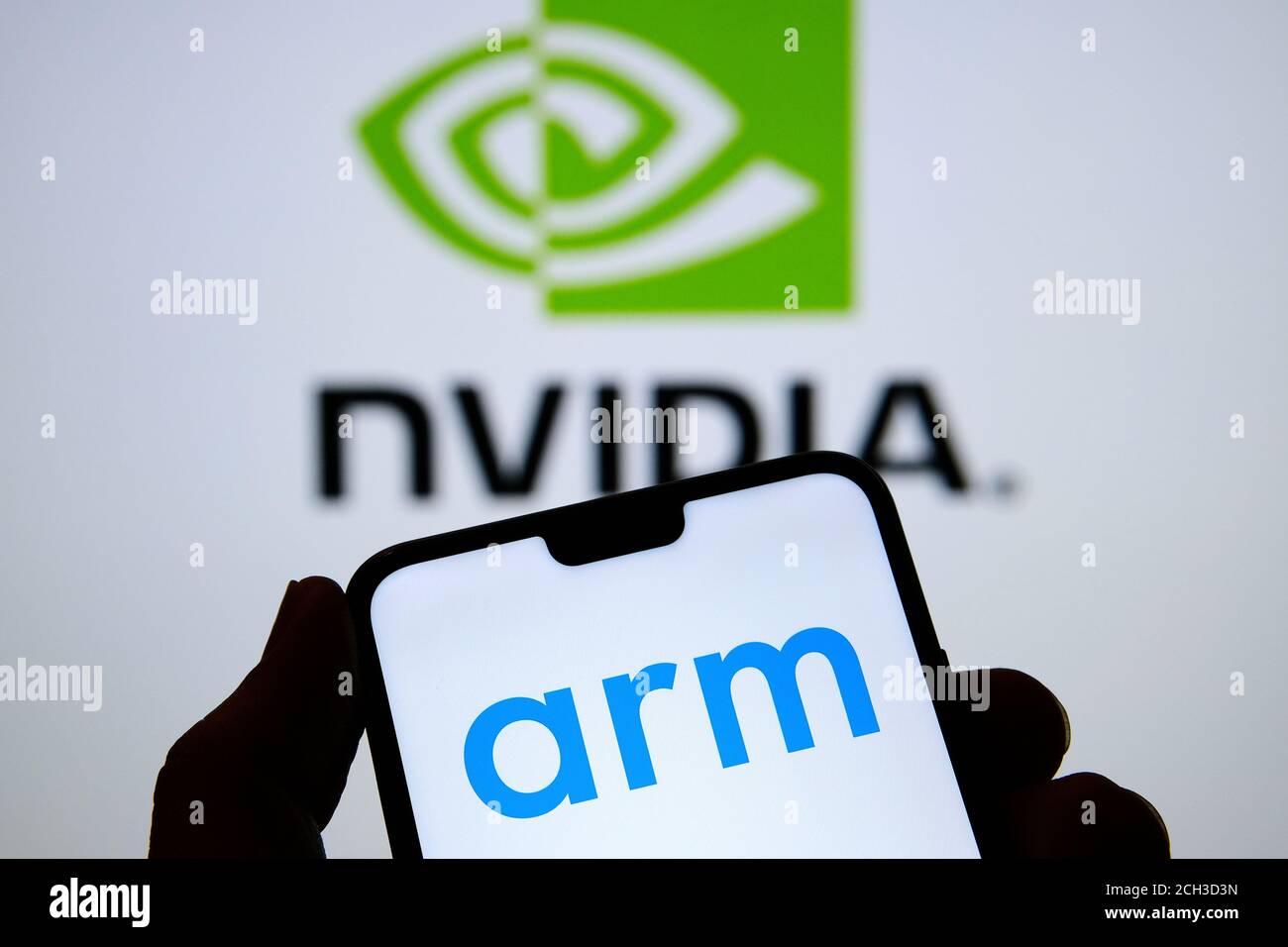 Stone / UK - September 13 2020: ARM Holdings Logo auf dem Smartphone und NVIDIA auf dem verschwommenen Hintergrund zu sehen. Konzept für ARM NVIDIA Fusion. Stockfoto