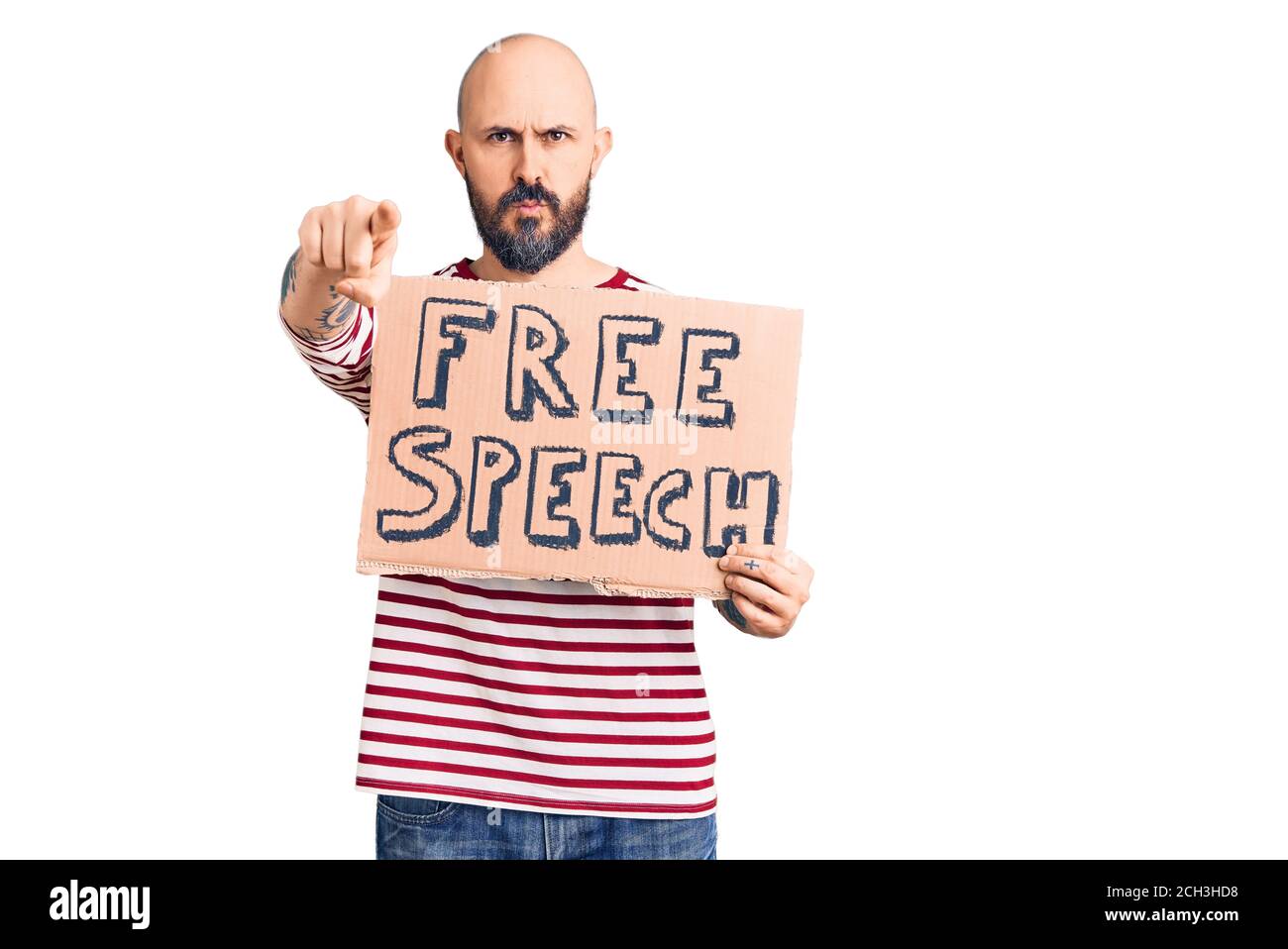 Junger gutaussehender Mann hält Freisprechen Banner zeigt mit dem Finger auf die Kamera und zu Ihnen, selbstbewusste Geste suchen ernst Stockfoto