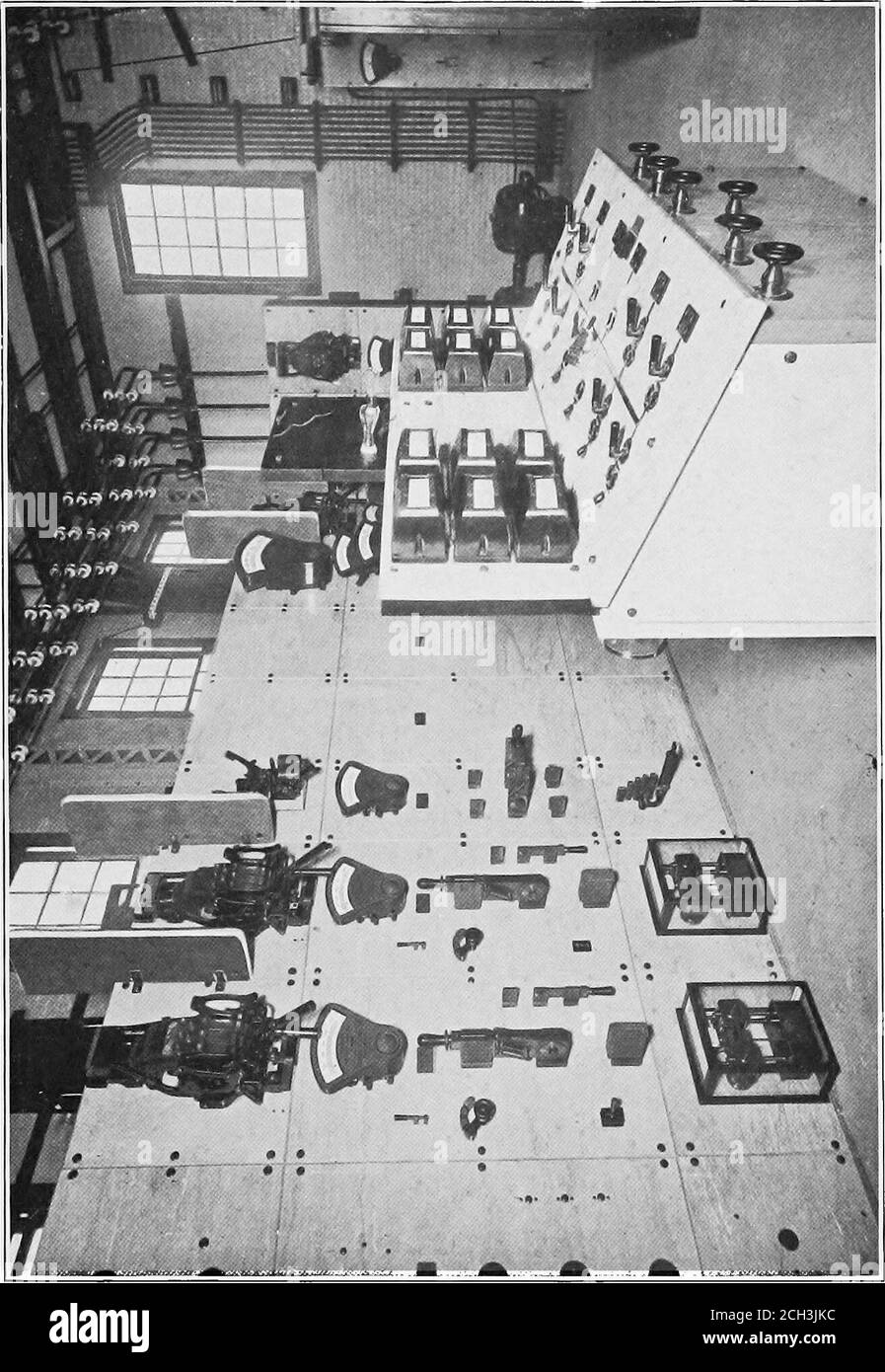 . Straßen- und Elektrobahnen, 1902 .. . ne kann es sich leisten, auf eine hohe thermische Effizienz zu verzichten, um die Kosten der Anlage zu senken. Am Ende aber muß man das Problem als Ganzes betrachten, das heißt die Kosten für die Kilowattstunde, die am Empfangsgerät angeliefert wird. Die Gesamtkosten der Leistungsabgabe sind der eigentliche Test. In der New Yorker Anlage in Manhattan sagte er, dass die Kosten für Kohle 70 Prozent der gesamten Betriebskosten bis zur Strecke der Hochstraße betragen und folglich ein extrem effizientes Verteilungssystem und eine Energieplantwere erforderlich sind. Er dachte, dass jede com Stockfoto