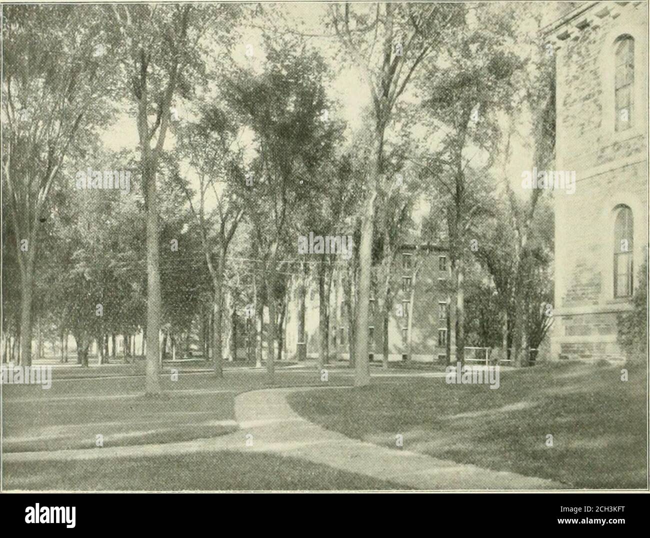 . Das Zentrum von Maine. Ein Tagebuch der Reise . König Philips Krieger, ihr kriegsrat schickte Gesandten aus Pemaquid, um die Kennebec Häuptlinge zu durchsuchen und sie von der Allianz zurückzuhalten. SÜD CAMPUS, COLBY UNIVERSITY. Mit den feindlichen Stämmen. Dieser Gesandte wurde mit viel barbarischem Zustand nach diesem Punkt empfangen.Fort Halifax war einer der Vorposten, die es für zweckmäßig hielt, im Voraus von der Flut der Ansiedlung beizubehalten, Die schnell das Kennebec Valle} hinauffegte. Hier hielt die Provinz Massachusetts Bay eine Garnison von 130 Mann, angeführt vom Gallenhauptmann Lithgow. Die Indianer gaben jedoch Stockfoto