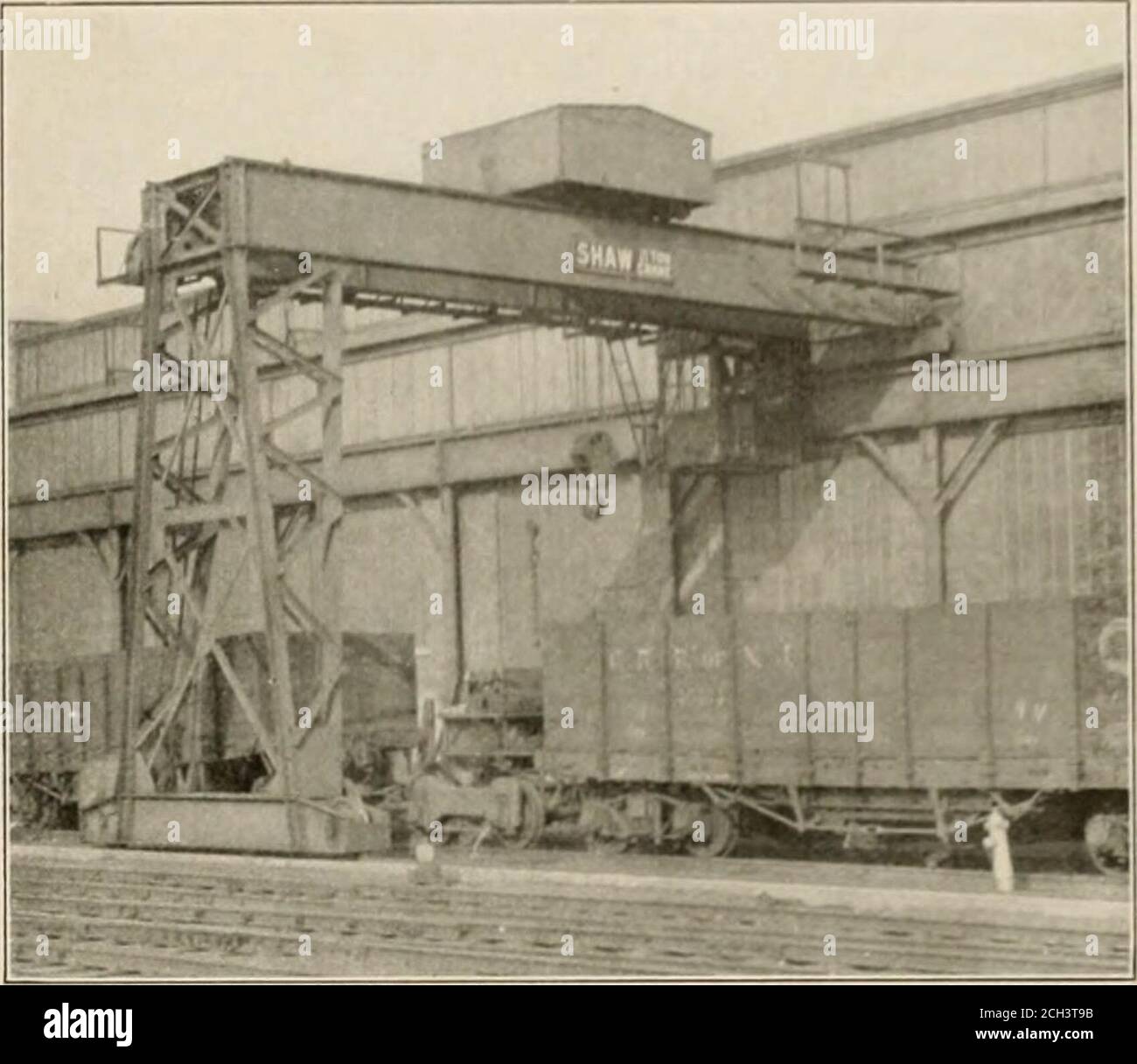 . Eisenbahn-Maschinenbauingenieur . iiiiuk-r die iiiilcT c-ml des Krans. Ihis Lager umfasst slceliindcrfrallies, lindy Stahlguss-Liiilster, Zugstangen, Räder und Achsen, etc. Räder und Achsen werden durch den Kran an Türen inder Seite der ilie Radwerkstatt direkt vor den Radpressen geliefert; md Raddrehmaschine, und anderes Material wird an Türen in der geliefert. Portalkran über Schwerstofflagerseite des Ladens, von dem aus er zum Aufrichtwerk auf LKWs und, in begrenztem Umfang, mit elektrischen Wagenhebezügen transportiert wird. Zusätzlich zu seiner Verwendung im Umgang mit Material die Spur unter der Gantry-cran Stockfoto