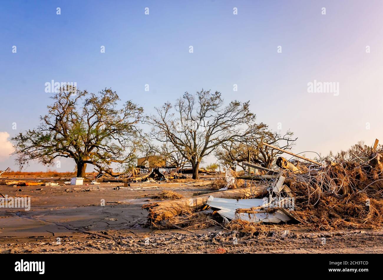 Trümmer vom Hurrikan Laura Würfe die Straßen, 11. September 2020, in Cameron, Louisiana. Die Stadt erlitt schwere Schäden im Hurrikan der Kategorie 4. Stockfoto