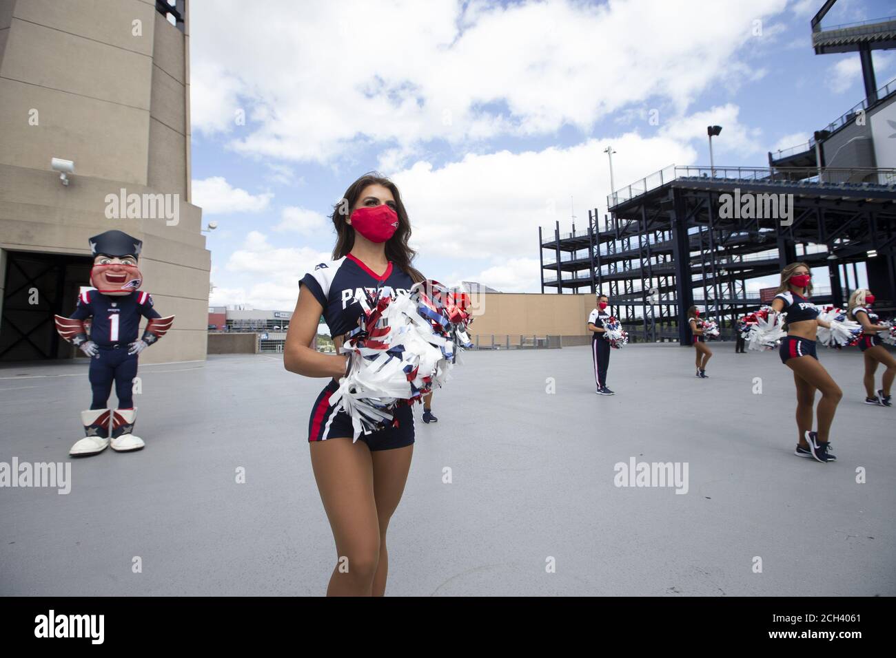 Foxborough, Usa. September 2020. Cheerleader der New England Patriots tanzen am Sonntag, den 13. September 2020, vor dem Spielbeginn gegen die Miami Dolphins im Gillette Stadium in Foxborough, Massachusetts. Patrioten besiegten die Delfine 21-11. Fans durften das Stadion im Rahmen des New England Patriots COVID-19 Protokolls nicht betreten. Foto von Matthew Healey/UPI Kredit: UPI/Alamy Live Nachrichten Stockfoto