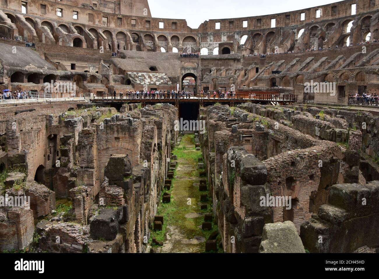 Das Kolosseum in Rom, Italien, ist das größte antike Amphitheater, das je erbaut wurde, und das größte stehende Amphitheater der Welt Stockfoto