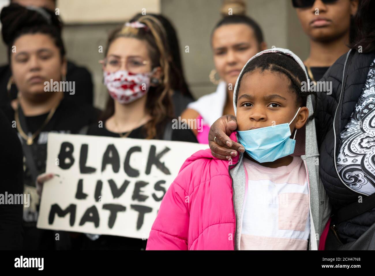 Black Lives Matter Demonstranten bei einem Protest in Barry, Wales, Großbritannien. Stockfoto