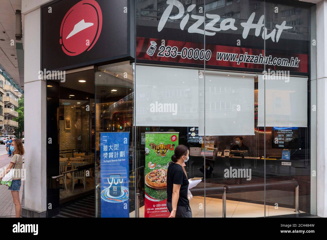 Hongkong, China. September 2020. Amerikanische multinationale Fast-Food-Pizza-Restaurantkette Pizza Hut Logo und Restaurant in Hongkong gesehen. Kredit: Budrul Chukrut/SOPA Images/ZUMA Wire/Alamy Live Nachrichten Stockfoto