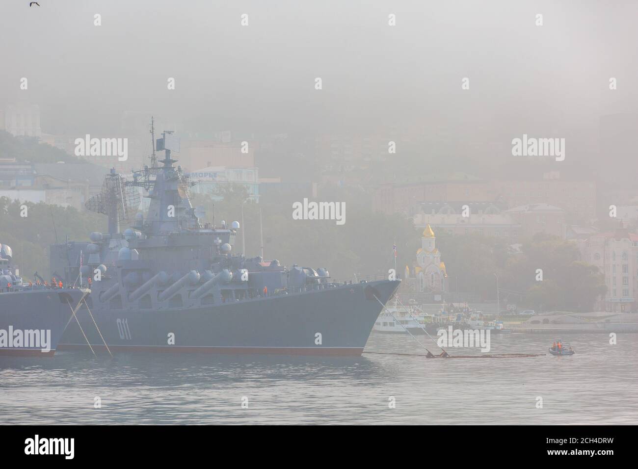 Kriegsschiffe der Pazifikflotte stehen am Pier in Der Nebel Stockfoto