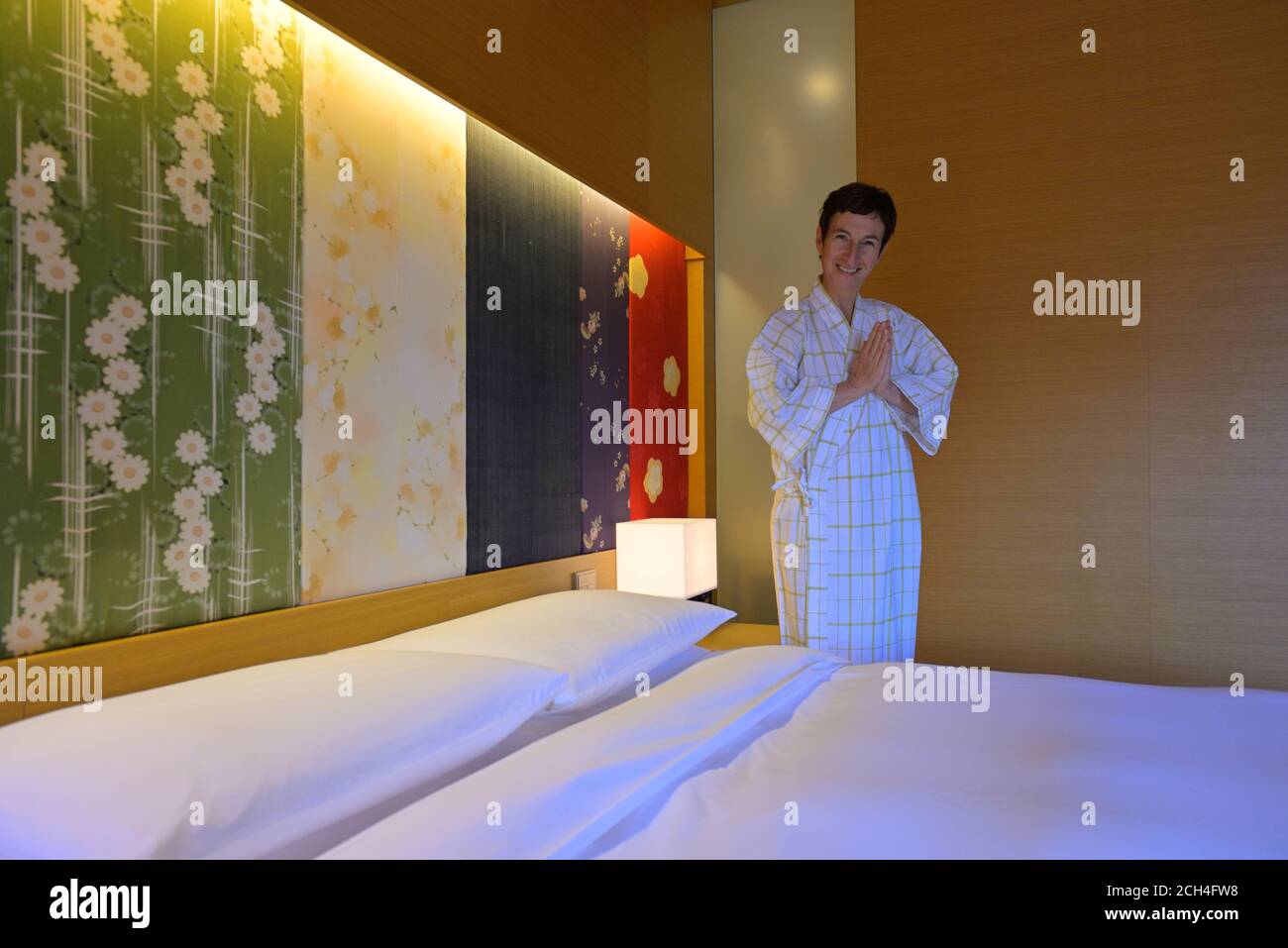 Ein französischer Tourist in einem Yukata-Gewand, der in einem stilvollen Gästezimmer im Hyatt Regency Hotel in Higashiyama Shichijo, Kyoto JP, posiert Stockfoto