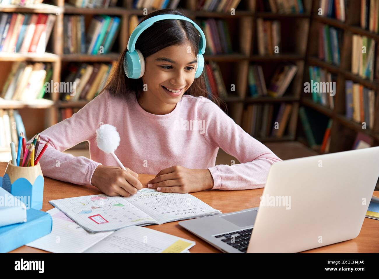 Happy indian Schule Mädchen lernen online-Klasse auf Video-Zoom Anruf auf Laptop. Stockfoto