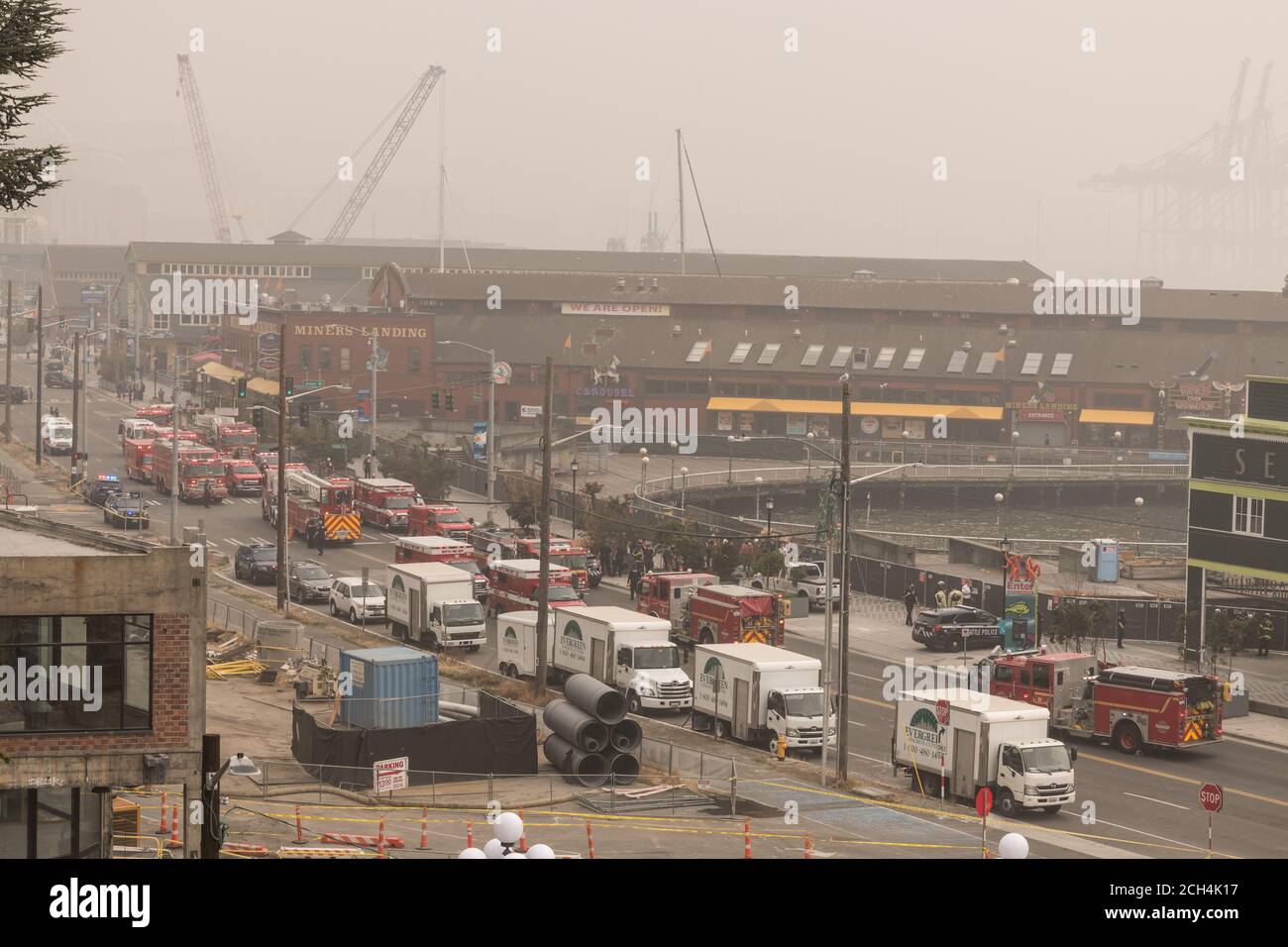 Seattle, USA. September 2020. Kollaps von Pier 58 auf dem Seattle Wasserfont. Der Pier war vor kurzem wegen Stabilitätsproblemen geschlossen. Der alternde Pier begann Anfang August in Richtung Meer zu rutschen. Zeuge Randall Williams erinnerte sich, als er den mittleren Zementteil des Piers einstürzten beobachtete, schwamm einer der beiden Arbeiter, die im Wasser waren, nach Süden unter dem verbleibenden Pier und kletterte mit einer Pier-Leiter in Sicherheit. Beide Arbeiter haben es aus dem Wasser geschafft. James Anderson/ Alamy Live News Stockfoto