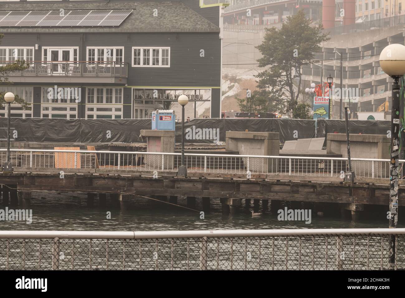 Seattle, USA. September 2020. Kollaps von Pier 58 auf dem Seattle Wasserfont. Der Pier war vor kurzem wegen Stabilitätsproblemen geschlossen. Der alternde Pier begann Anfang August in Richtung Meer zu rutschen. Zeuge Randall Williams erinnerte sich, als er den mittleren Zementteil des Piers einstürzten beobachtete, schwamm einer der beiden Arbeiter, die im Wasser waren, nach Süden unter dem verbleibenden Pier und kletterte mit einer Pier-Leiter in Sicherheit. Beide Arbeiter haben es aus dem Wasser geschafft. James Anderson/ Alamy Live News Stockfoto