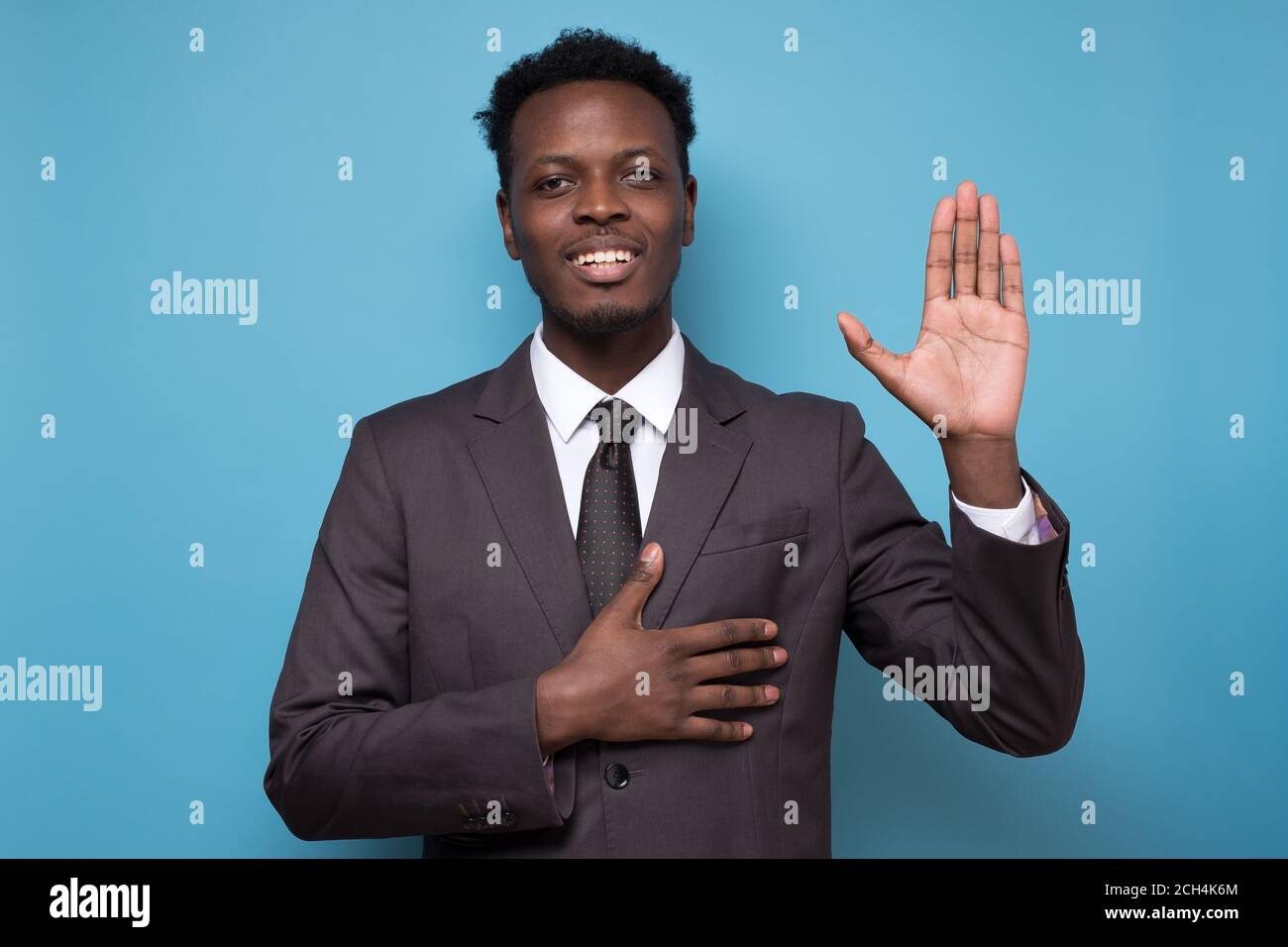 Afroamerikanischer Mann, der einen Treueversprechen-Eid ablegt Stockfoto