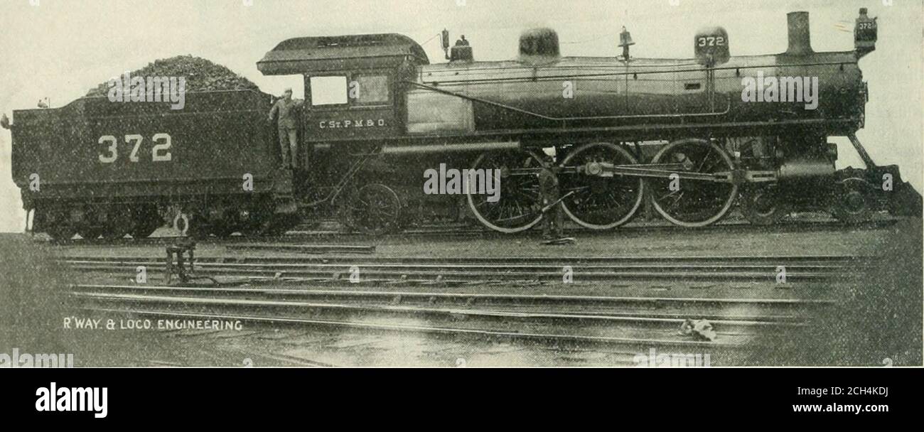 . Eisenbahn- und Lokomotivbau : eine praktische Zeitschrift für Eisenbahn-Triebkraft und Rollmaterial . uarefeet. Die Radbasis dieses Motors ist 32feet 4 ins., von Motor und Tender, 59 feet 6inches, die Gesamtlänge des Motors und Tender ^2 feet. Die Ausschreibung trägt dreizehn Tonnen Kohle und 6,200 gal-lons Wasser. Gesamtgewicht von en-gine und Ausschreibung ist 242,000 Pfund, und einschließlich Kohle und Wasser 320, -000 Pfund. Diese Motoren sind von den neuen Fällen wird es durch ein Sieb-orsieb vor dem Fallen in das Wasser geführt; in anderen fällt es auf einen Strom von Wasser, das durch eine Düse gezwungen wird; aber Stockfoto