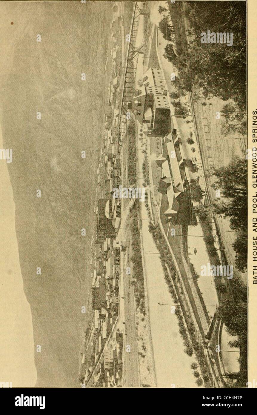 . Touristen-Handbuch beschreibend von Colorado, New Mexico und Utah . CHIPETA FÄLLT, CANON SCHWARZ. LAKE CITY BRANCH – LAKE CITY. 49 das Land um ist lebendig mit großem Wild. Der Sportler findet gute Unterkünfte am Bahnhof von Cimarron und wird von dem plendid Sport, den er hier genießen wird, reichlich zurückgezahlt. Die Cerro-Kluft wird direkt nach dem Auftauchen von Cimarron Canon erreicht.von hier aus sind das Uncompahgre-Tal, sein Fluss und die entfernten, malerischen Peaksdes San Juan in vollem Sichtweite des Reisenden. Abwärts ins Tal kommen wir bei Montrose zum Halt. LAKE CITY BRANCH. Verlassen der Haupt li Stockfoto