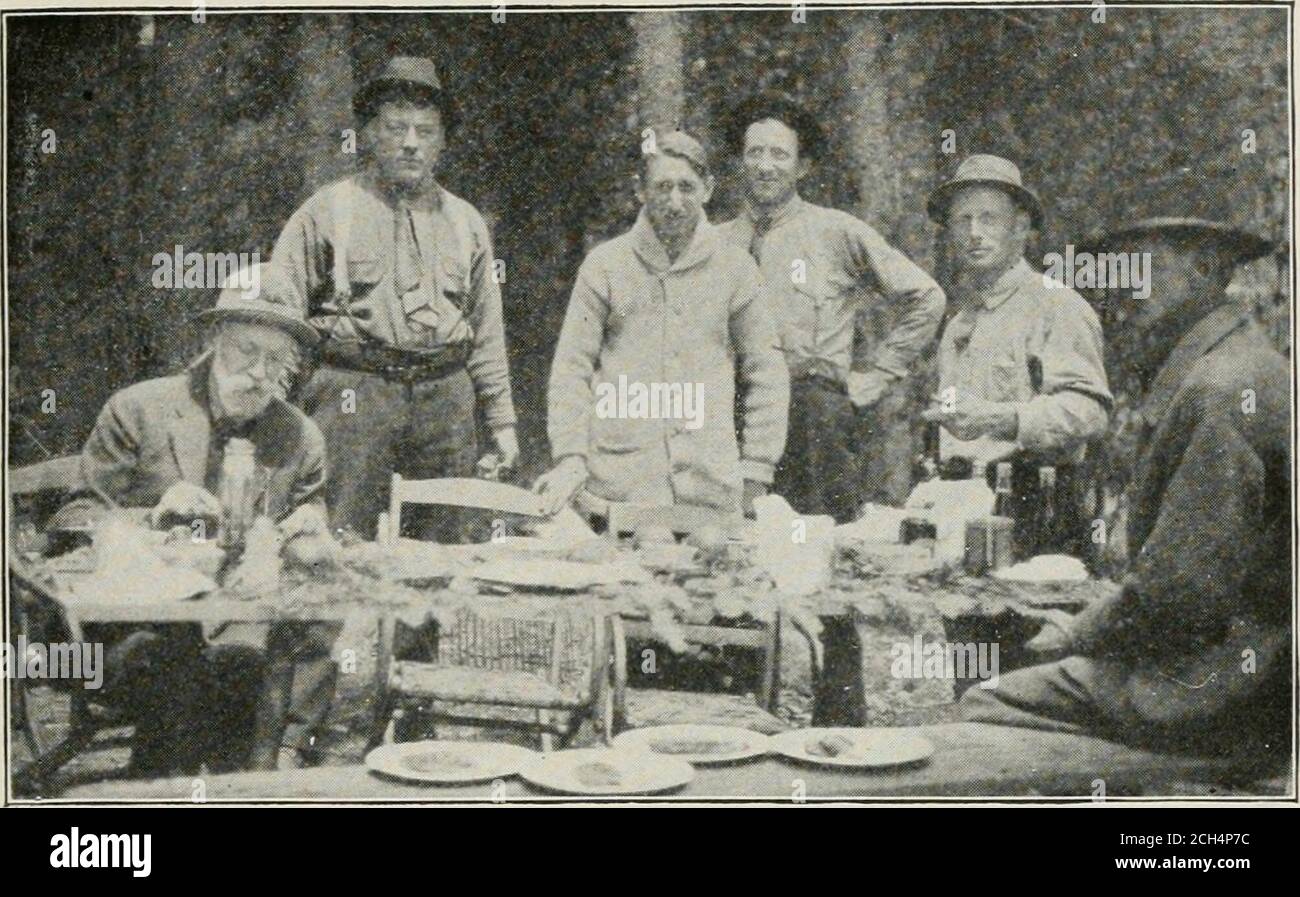 . In den Maine Wäldern . -Wood Mountains, eine Reihe, die Freude in den Herzen der Bergsteiger treffen wird. Westlich des Katahdin Iron Works Country liegt Onaw^als berühmtes Land, Boarstone, und in Greenville ist Squaw Mountain und nu-merous kleinere Höhen. Auf der gegenüberliegenden Seite des Moosehead Lakeare Lily Bay, Spencer, No. 4 und anderen Bergin der Nähe von Kokad-jo, die neben den anderen Attraktionen dieses beliebten Resorts Bergsteigen ermöglichen. Weiter oben auf Moose-Head ist Mt. Kineo und der Aufstieg dieser großen Klippe von Fiint ist eine der regelmäßigen Erholungen mit den Gästen auf dem berühmten Mt.Ki Stockfoto
