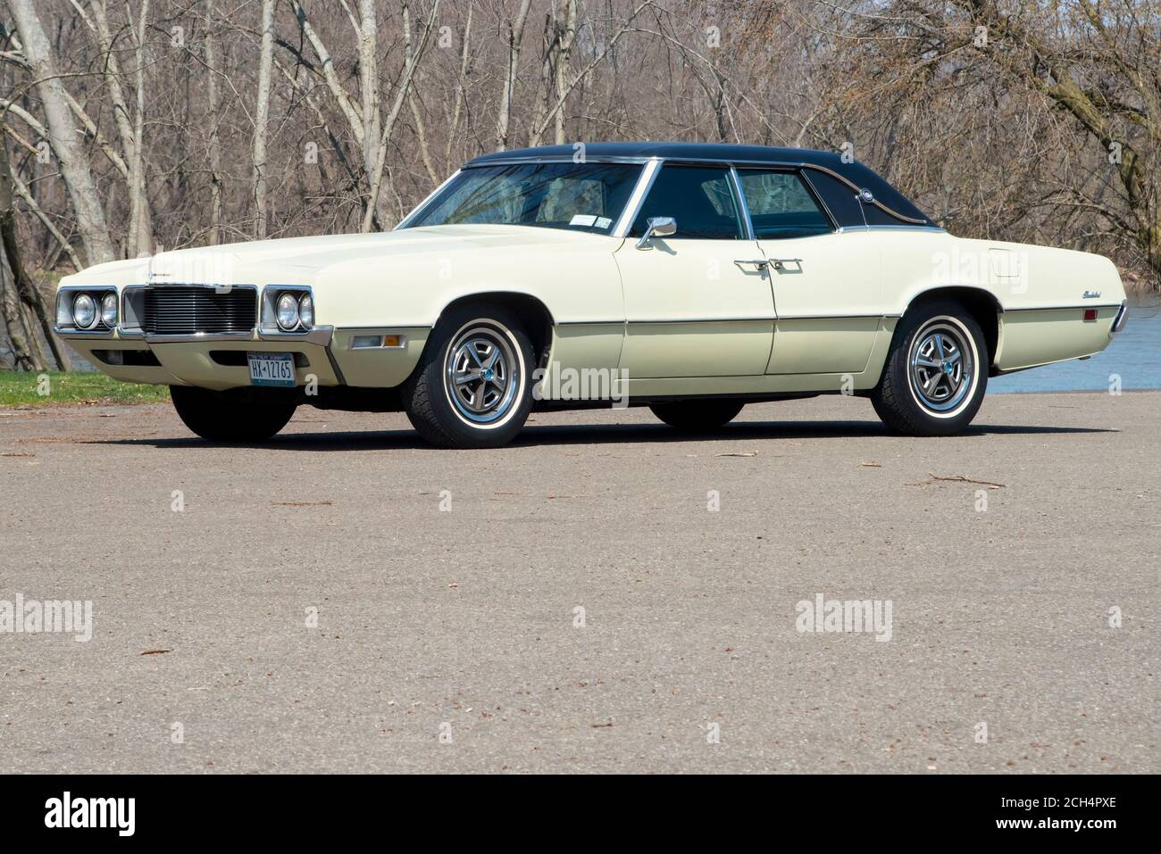 1970 Thunderbird Landau Limousine vor drei Viertel Blick im Park entlang Fluss Stockfoto