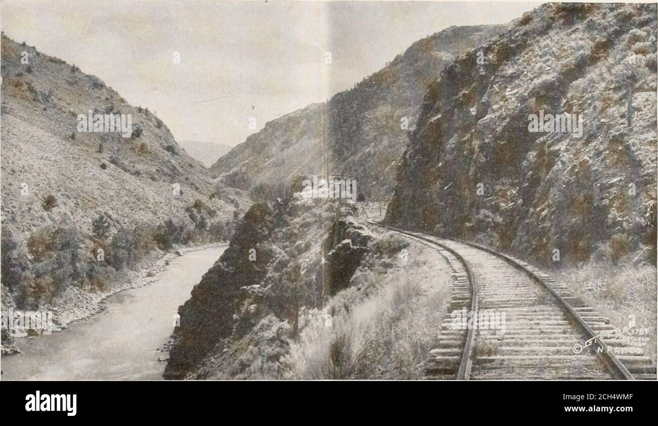 . Yellowstone Park über Gardiner Gateway . : (?^ijaj2jaMajaj: M SEHEN YELLOWSTONE PA RK IJv^POI DURCH GARDINER GATEWAY =1................ ^^ , „,„„„ „„„„ ...„.„. YANKEE JIM S CANYON. IN DER NÄHE VON GARDINER DER URSPRÜNGLICHE NÖRDLICHE EINGANG ZUM YELLOWSTONE NATIONALPARK. NUR MIT DER NORTHERN PACIFIC BAHN ERREICHT werden, wird gemacht, um kongeniale Personen oder Parteien im gleichen Fahrzeug für die Reise zu setzen, wenn eine solche Anfrage von der Transportation Agent bei der Ankunft in Mam-Moth Hot Springs Hotel gemacht wird. Große sechs-Pferde-Kutschenlauf zwischen Gardiner und Mammoth Hot Springs.Diese Sitze von zwanzig bis vierunddreißig pro Stockfoto