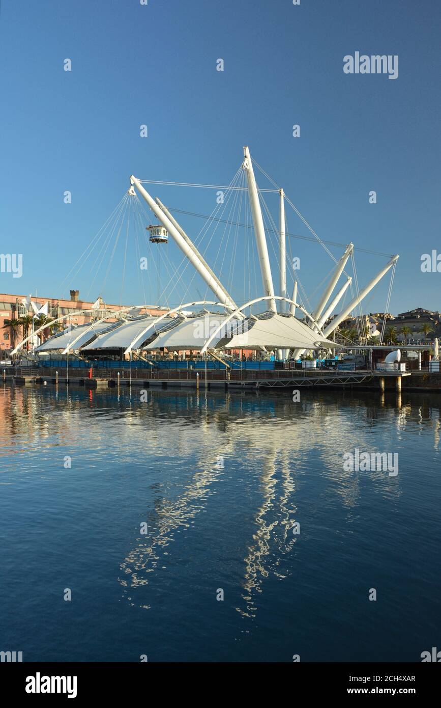 Piazza delle Feste Zugdach im Porto Antico, Genua, Italien Stockfoto