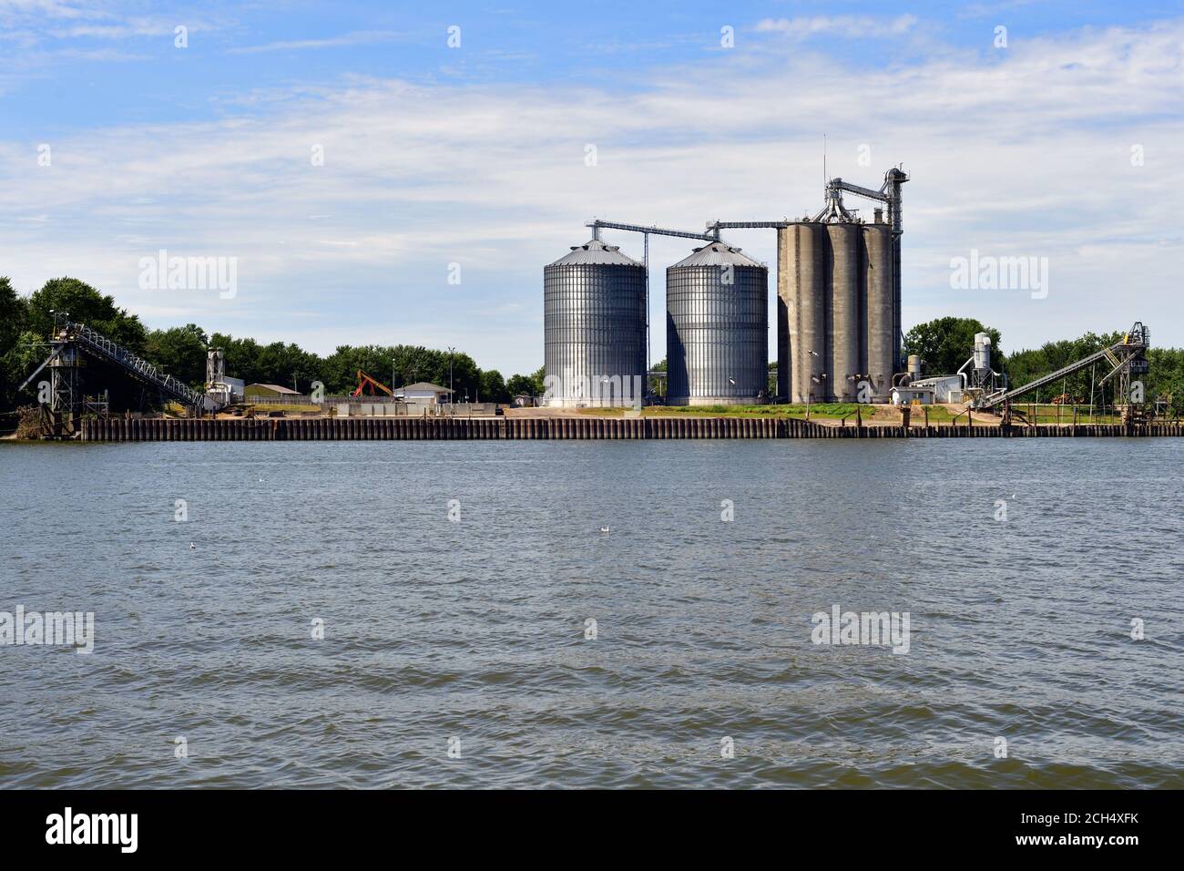 Hennepin, Illinois, USA. Eine moderne landwirtschaftliche Genossenschaft in einer kleinen Gemeinde im Zentrum von Illinois entlang des Illinois River. Stockfoto