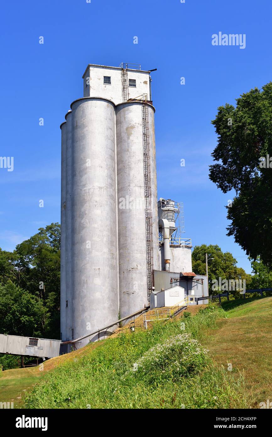 Hennepin, Illinois, USA. Eine landwirtschaftliche Genossenschaft in einer kleinen Gemeinde im Zentrum von Illinois an einem Ufer des Illinois River. Stockfoto