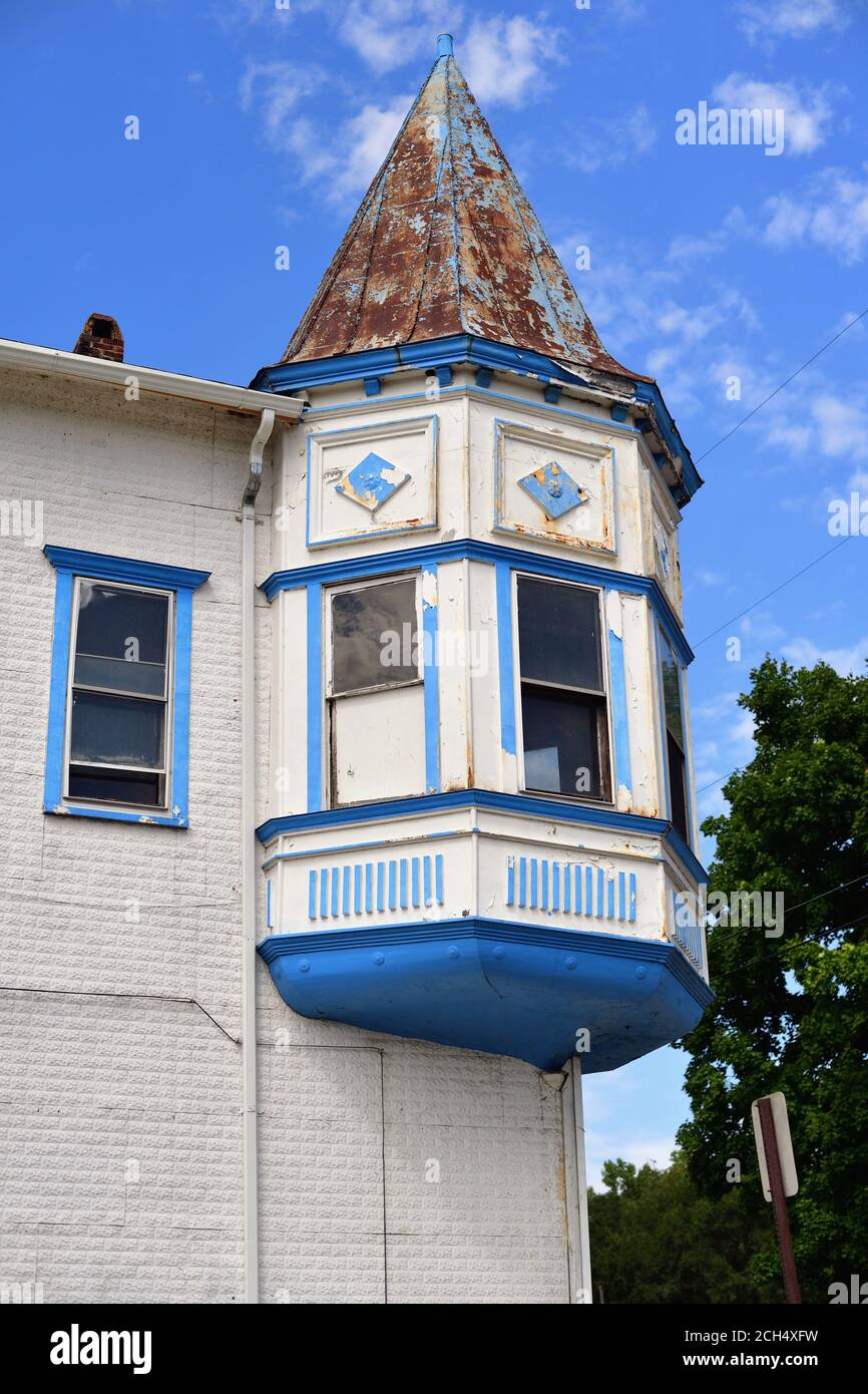 DePue, Illinois, USA. Ein altes Erkerfenster übersteht ein Gebäude in einer sehr kleinen Stadt am Illinois River. Stockfoto