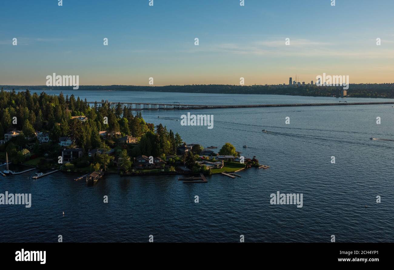 Über Lake Washington Bellevue Medina Häuser am Wasser und 520 Brücke Stockfoto
