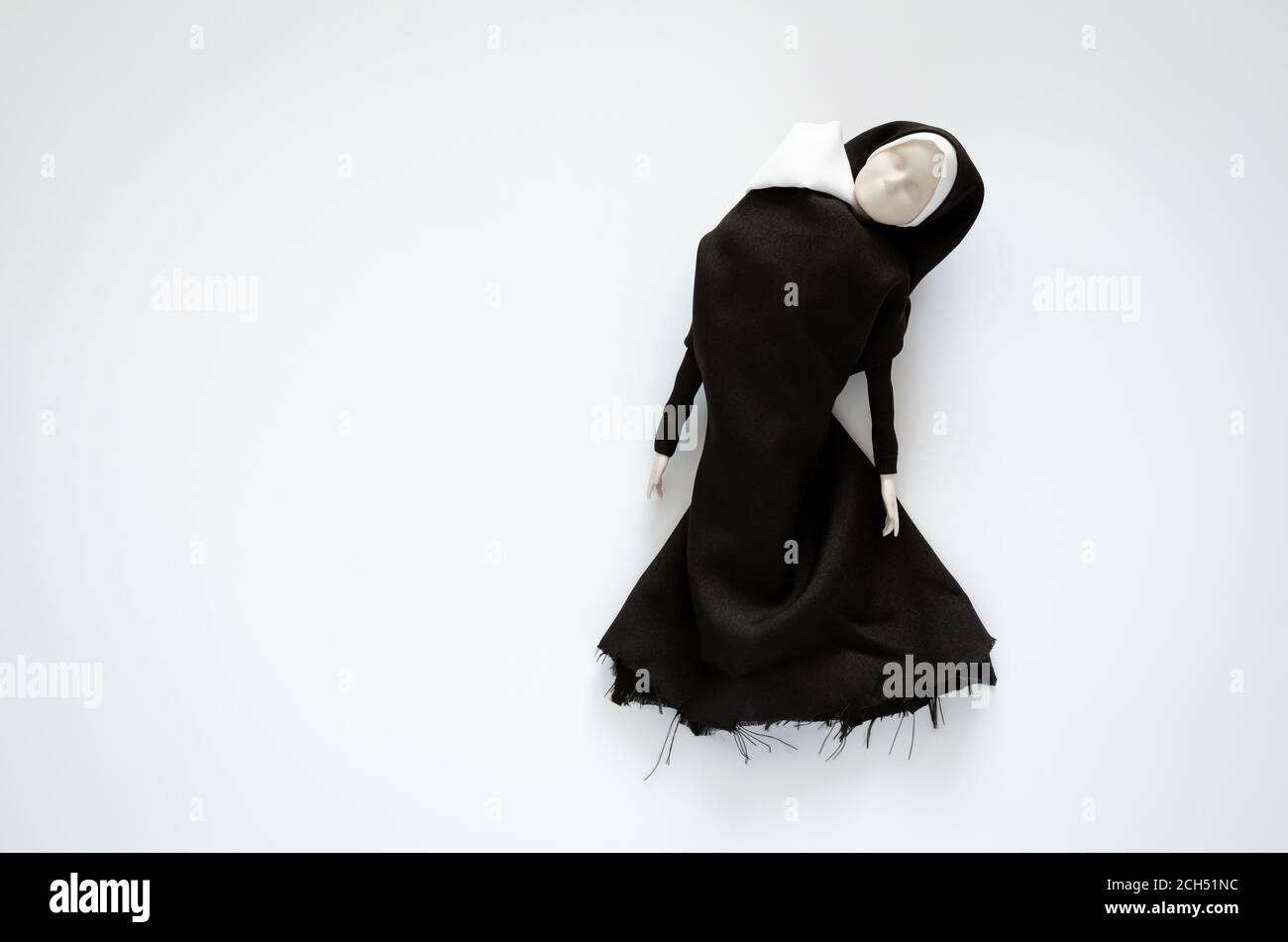 Beängstigend Nonne Geist, dass der Kopf an der Schulter und kein Mund. Halloween Minimal Konzept. Stockfoto