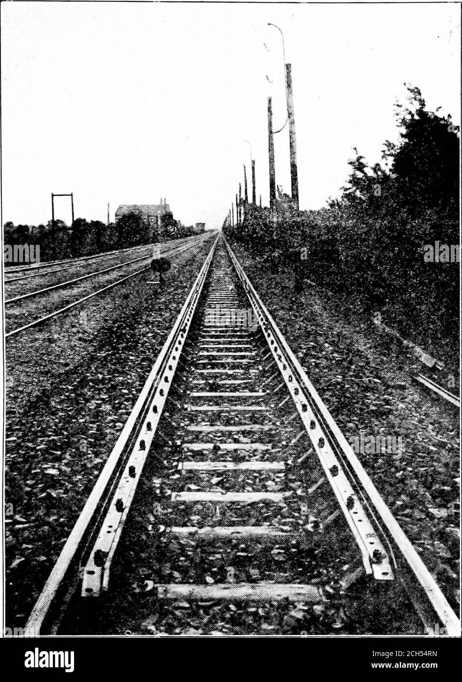 . Die elektrischen Eisenbahnversuche Berlin-Zossen von 1903. Ein Bericht über die Testfahrten auf der Eisenbahn Berlin-Zossen in den Monaten September bis November 1903. Während der Testphase wurden Hexen in der Hauptstrecke an der Rangsdorfstation entnommen. Aber wurden so angeordnet, dass es möglich war, sie während einer Nachtpause wieder zu setzen, wenn Anlass sollte verlangen. Zur Sicherung des Schalters in der Hauptstrecke an der Station Mahlow wurden spezielle Führungsschienen eingesetzt, deren Anordnung auf Platte I für den Hexenpunkt und auf Platte II für den Frosch des Schalters dargestellt ist. Diese Garantien weremanufactur Stockfoto