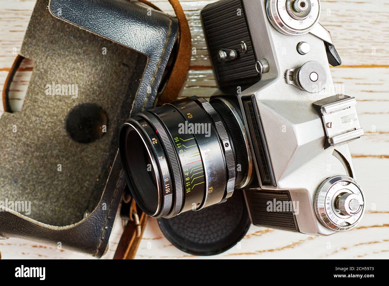 Alte Vintage-Filmkamera auf dem Holztisch. Eine Wiederbelebung der Retro-Fotografie Techniken Stockfoto