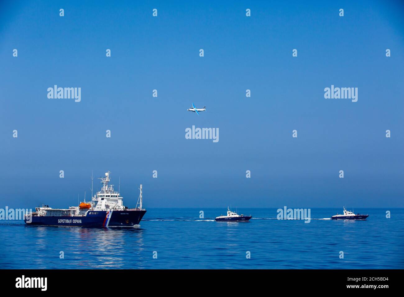 Sommer 2016 - Wladiwostok, Russland - Internationale Marinemilitärübungen. Küstenwache Schiffe aus verschiedenen Ländern nehmen an Übungen an se Stockfoto