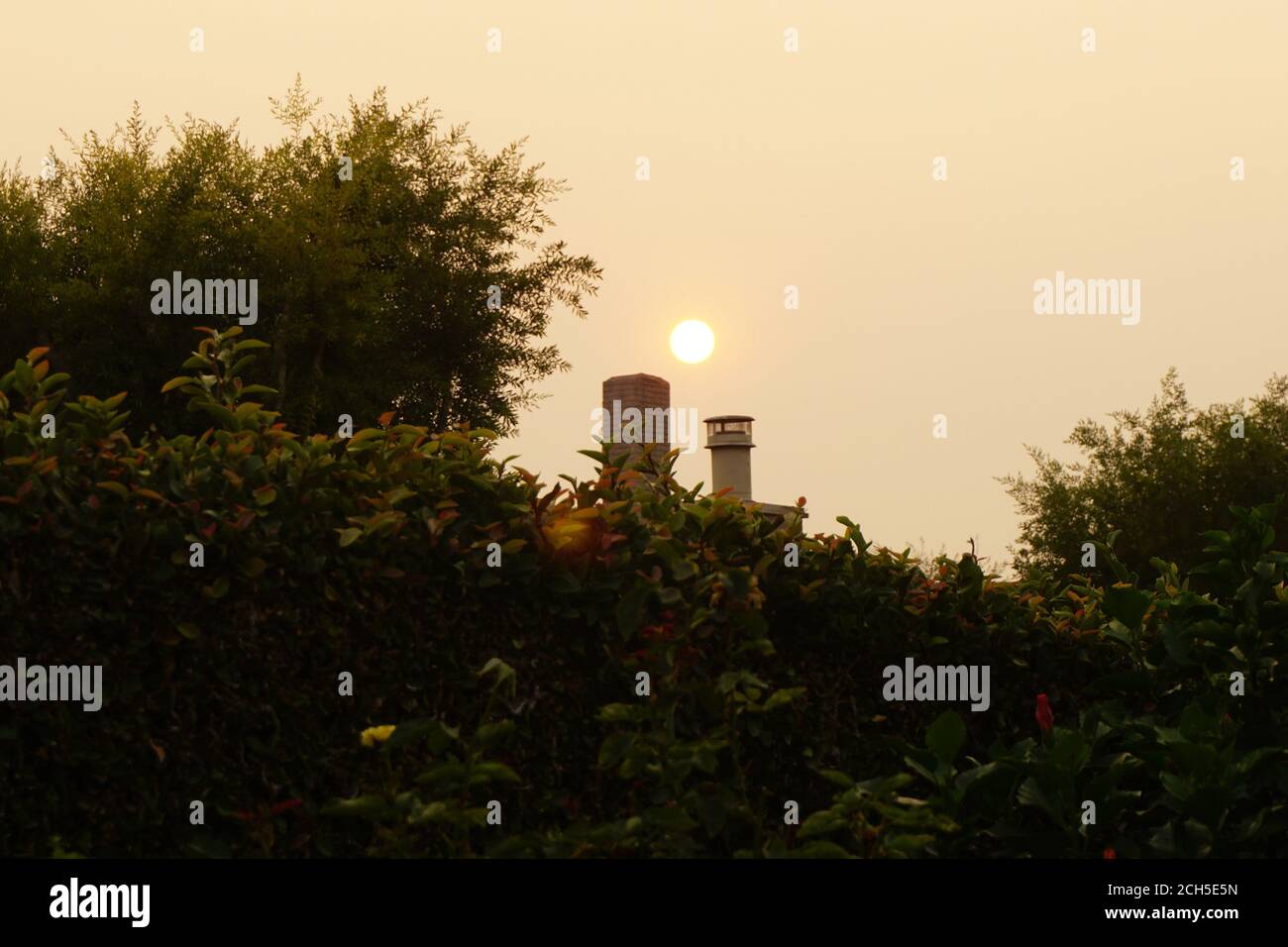 Rauchiger Himmel von kalifornischen Waldbränden Stockfoto