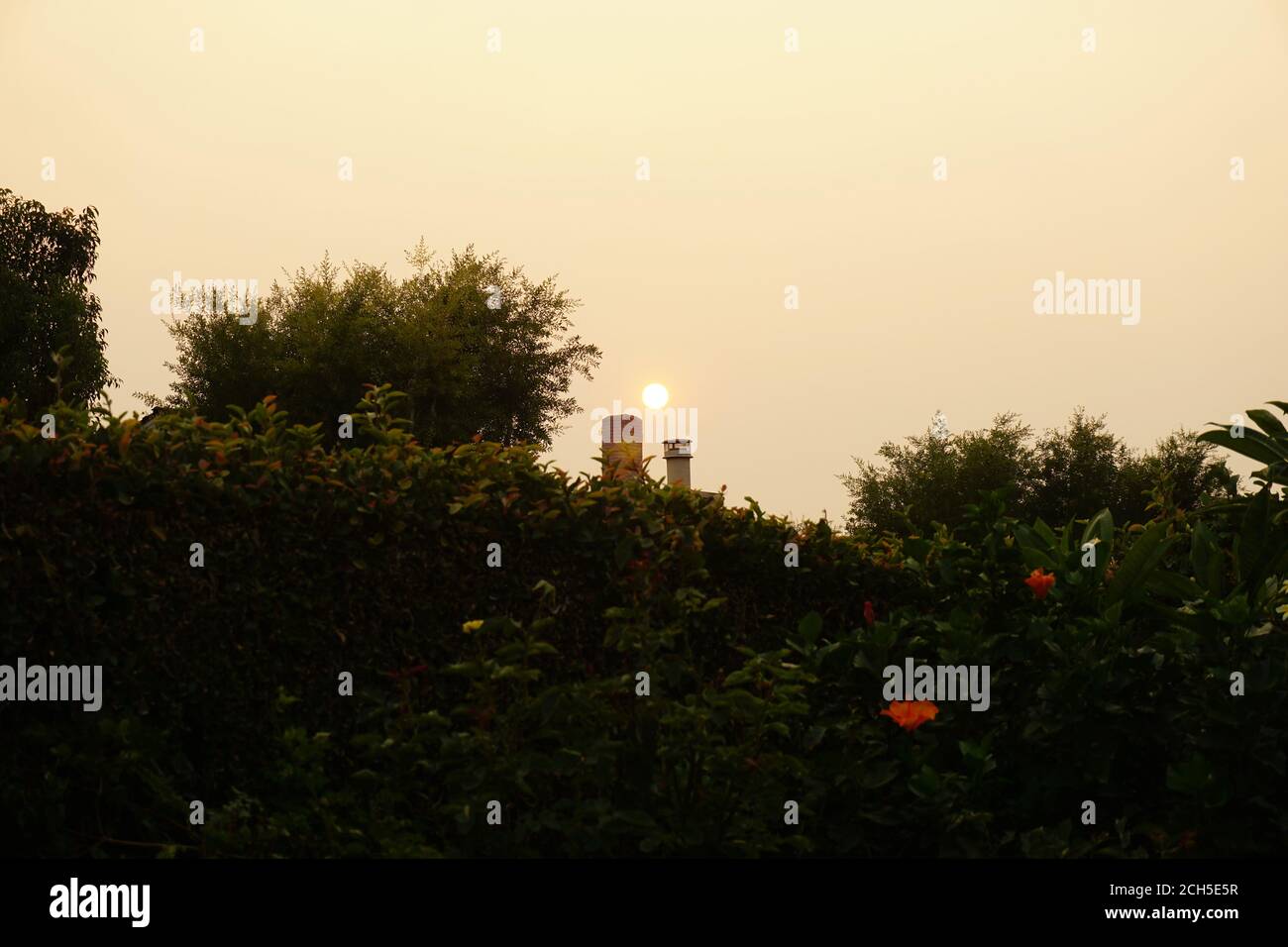 Rauchiger Himmel von kalifornischen Waldbränden Stockfoto