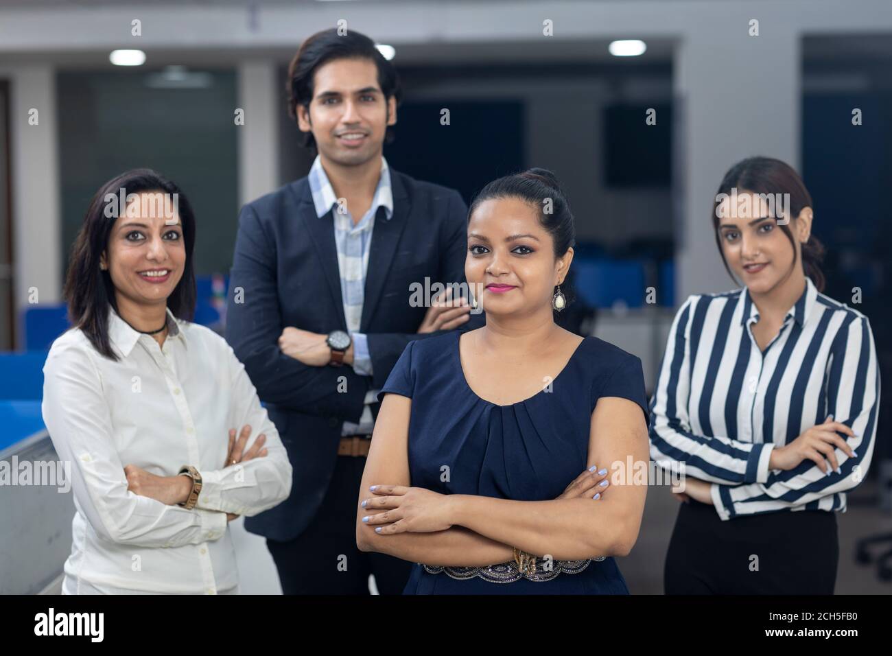 Selbstbewusste indische Geschäftsfrau, die vor ihren Bürokollegen steht, selektiver Fokus, Unternehmensumfeld, Teammitglieder, Geschäftsbüro. Stockfoto