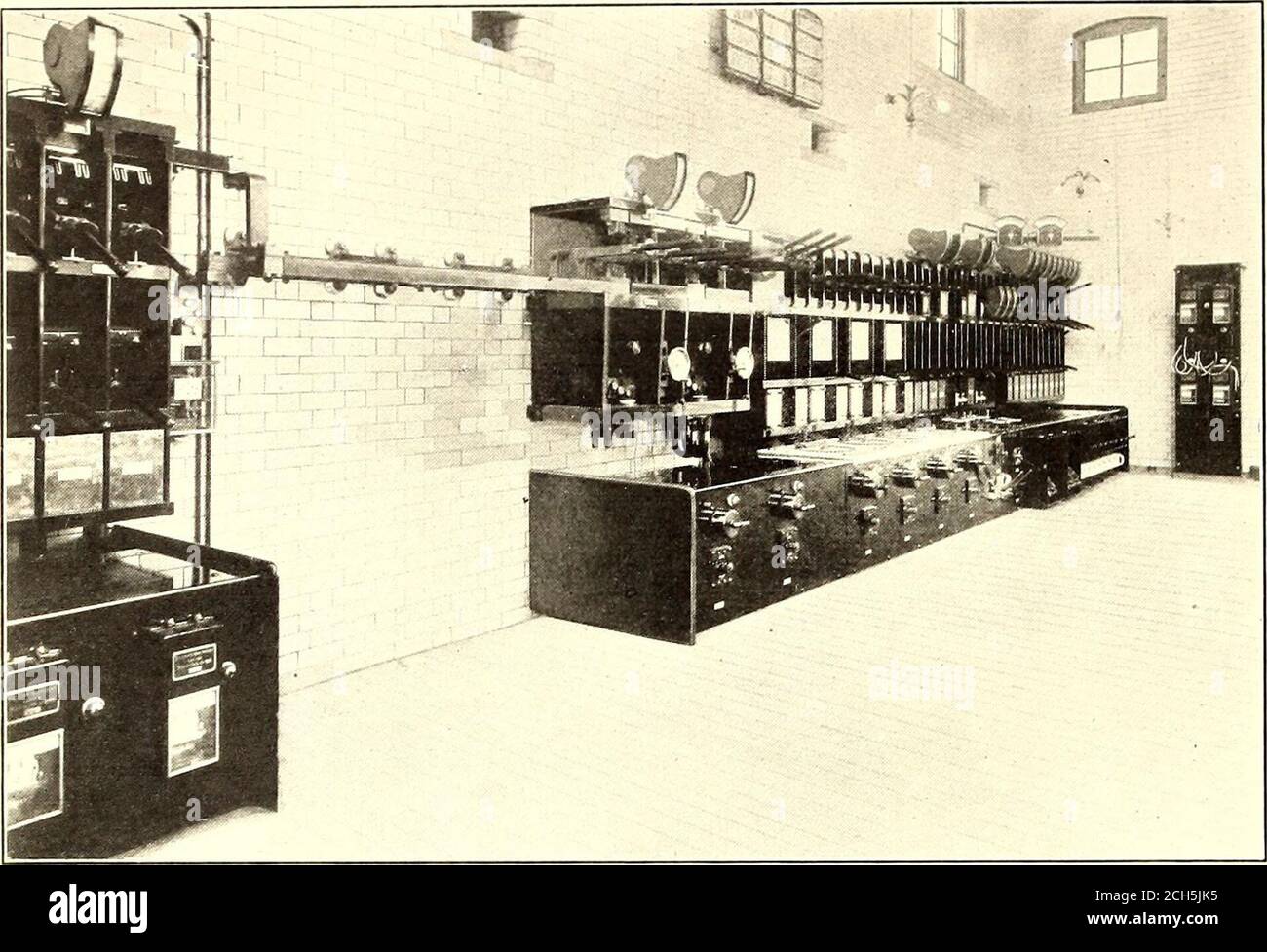 . Die Straßenbahnzeitung . US-Bars bei 500 Volt, und gibt Akt-Miete bei einem Druck von 100-140 voltsfür das Laden der Batterie oder Versorgung der Werke Beleuchtung unabhängig-ent. Die Beleuchtungsstromkreise können auch direkt aus dem SWITCHBOARD für die Beleuchtung und FAHRSTROMKREISE Batterie geliefert werden, wenn der Motorgenerator nicht funktioniert. Im Durchmesser und 23 in. Am Radboss. Die Schwungräder sind bei der Arbeit in umgekehrter Reihenfolge der Motor-Generator19 ft. Im Durchmesser, in Abschnitten aufgebaut, mit einem Gewicht von 38 kann Strom direkt von der Batterie bei 100 Volt, Tonnen in den Felgen und insgesamt wei empfangen Stockfoto