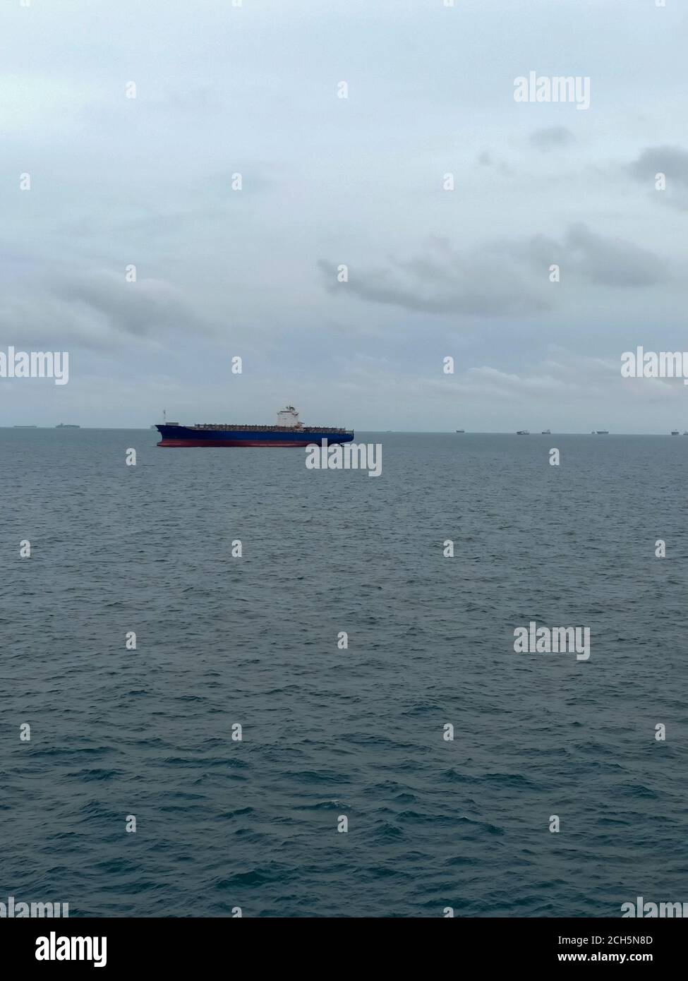 Frachtschiff im Ozean verankert Stockfoto