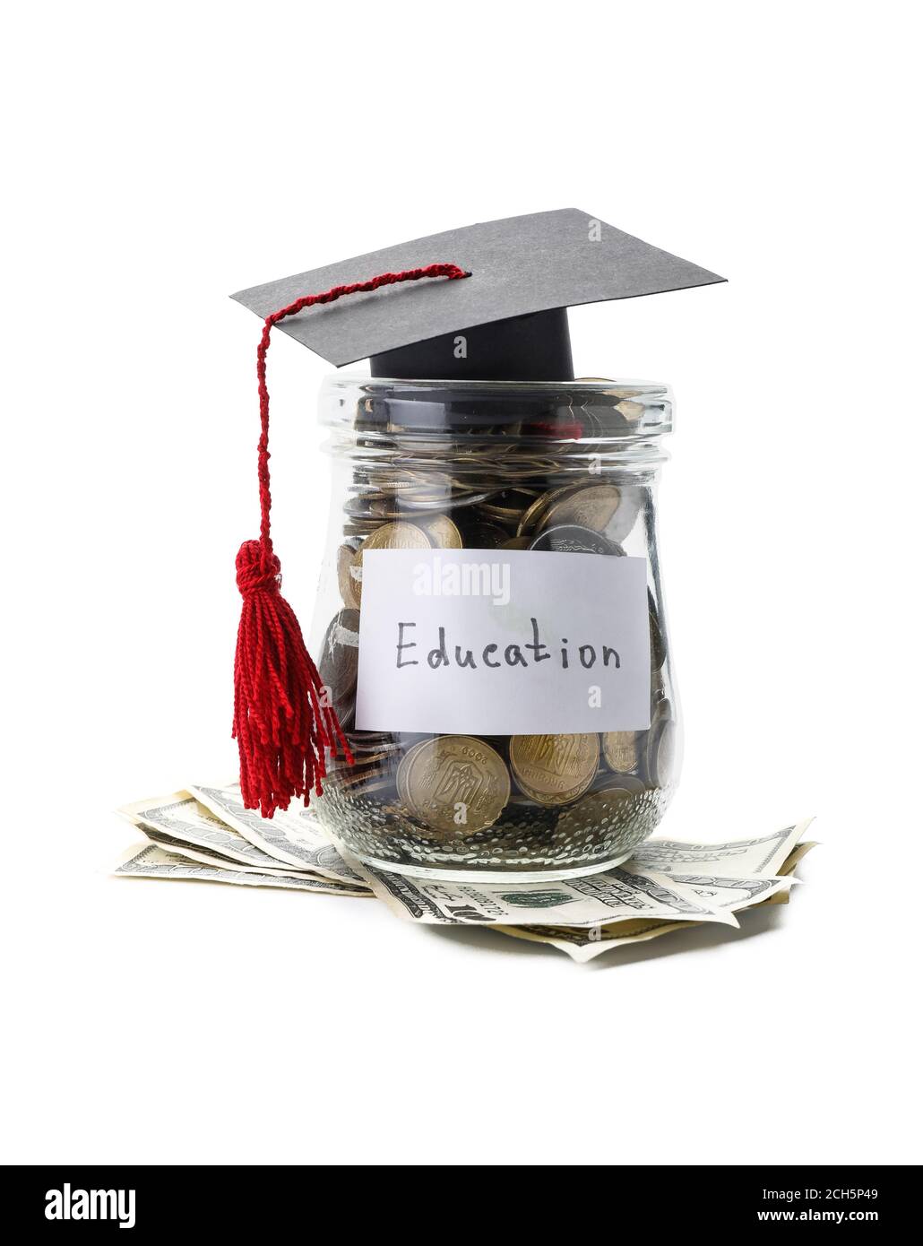 Graduation Hut und Glas mit Geld auf weißem Hintergrund. Studiengebühren Konzept Stockfoto