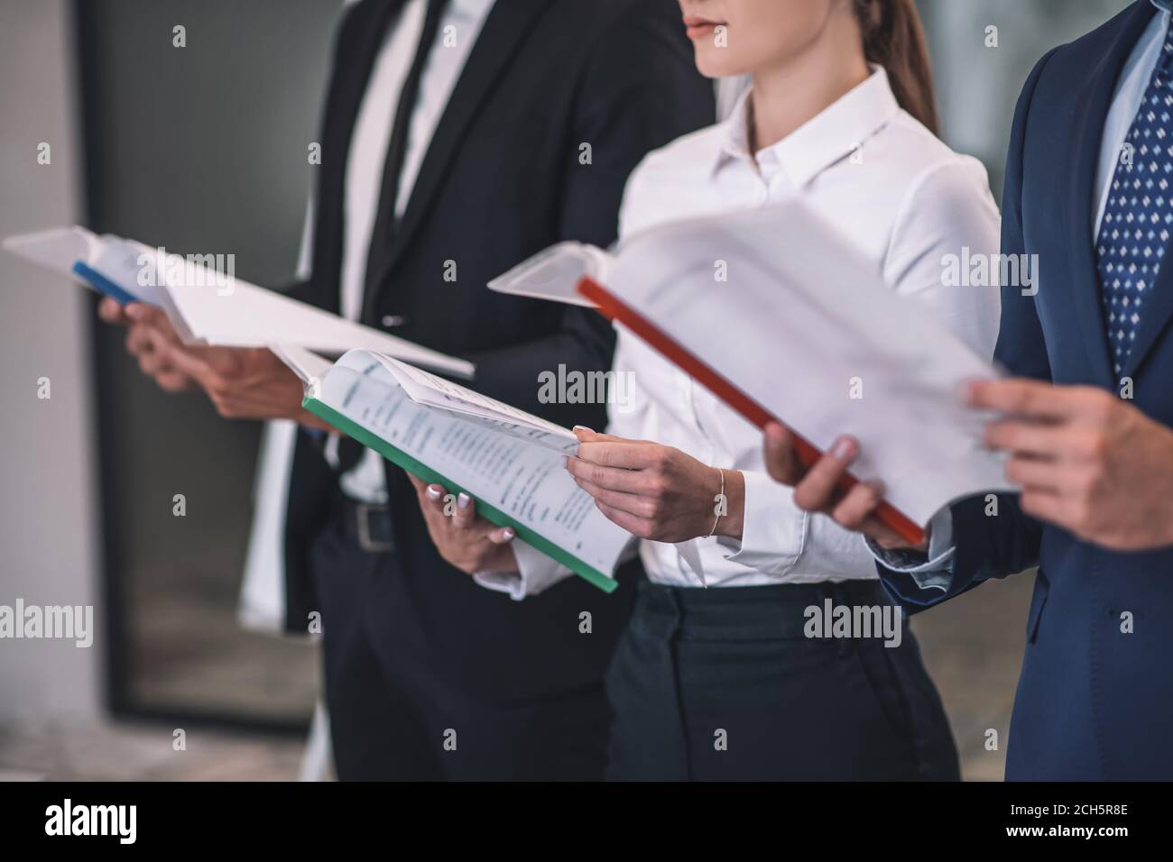 Nahaufnahme von männlichen und weiblichen Händen mit Papieren Stockfoto