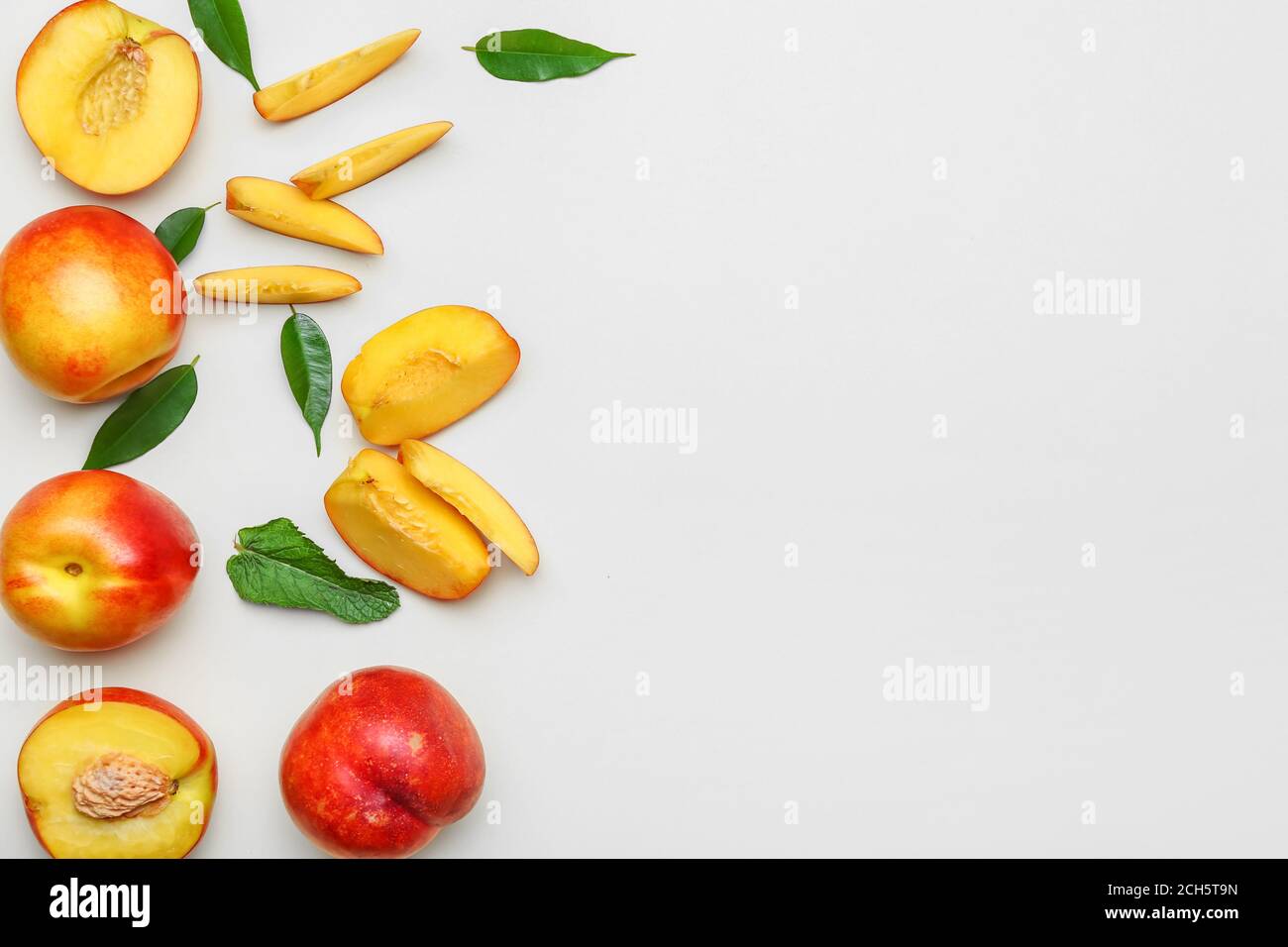 Süße reife Nektarinen auf hellem Hintergrund Stockfoto