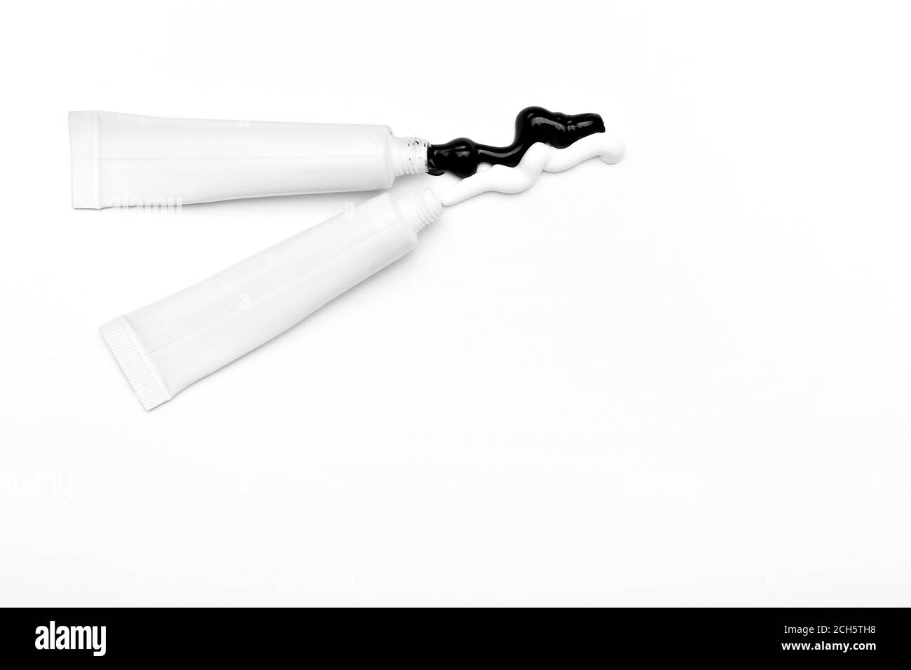 Verschiedene Farben auf weißem Hintergrund. Rassismus-Konzept Stockfoto