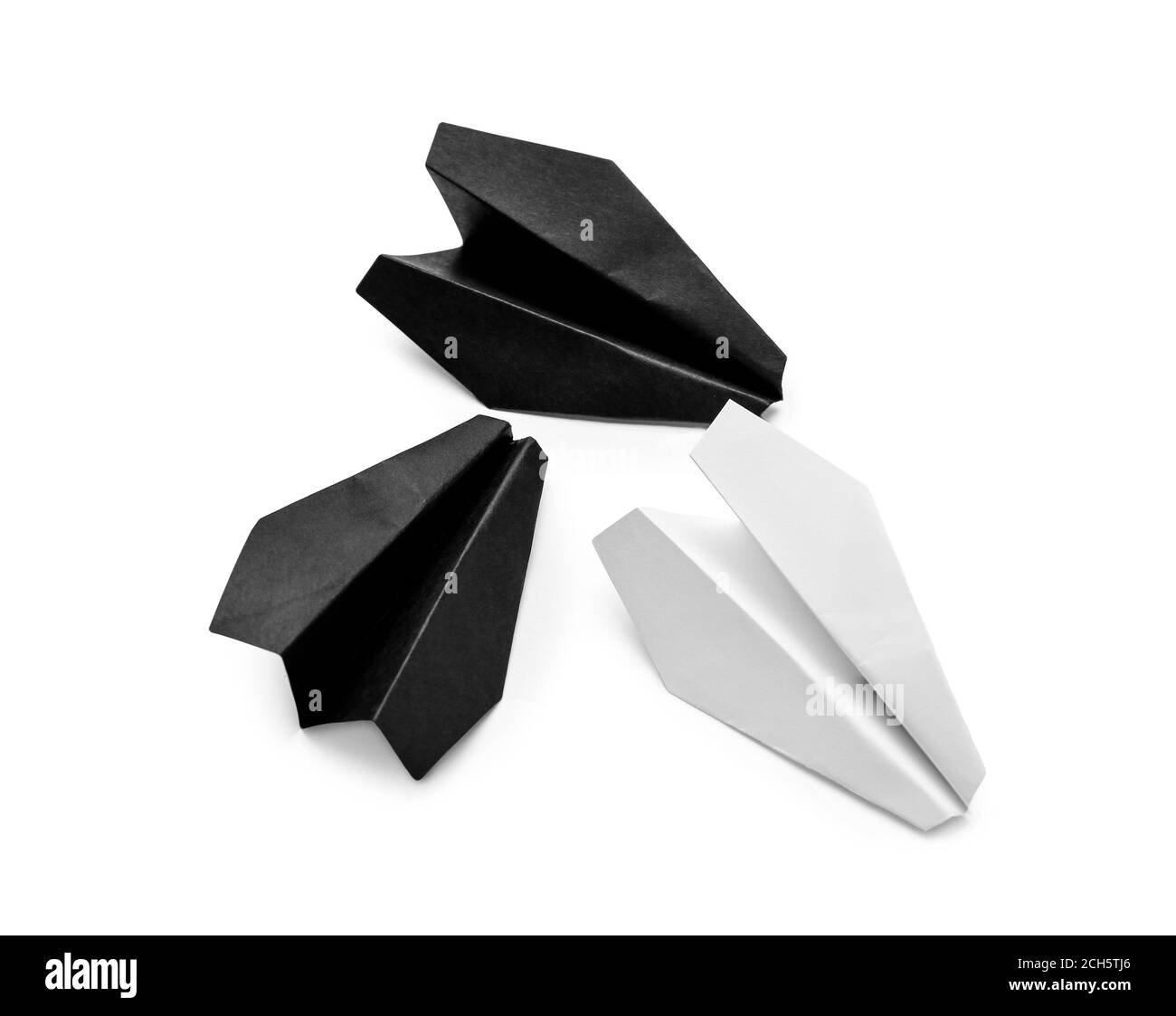 Verschiedene Papierflugzeuge auf weißem Hintergrund. Rassismus-Konzept Stockfoto