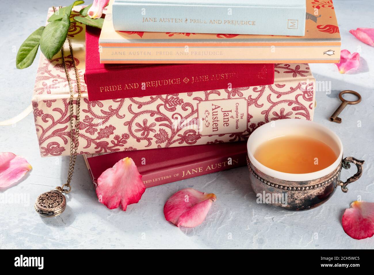 Madrid, Spanien - 2. September 2020: Bücher von Jane Austen und über sie in einem Stapel, mit einer Teetasse und einigen Vintage-Objekten, illustratives Editorial Stockfoto